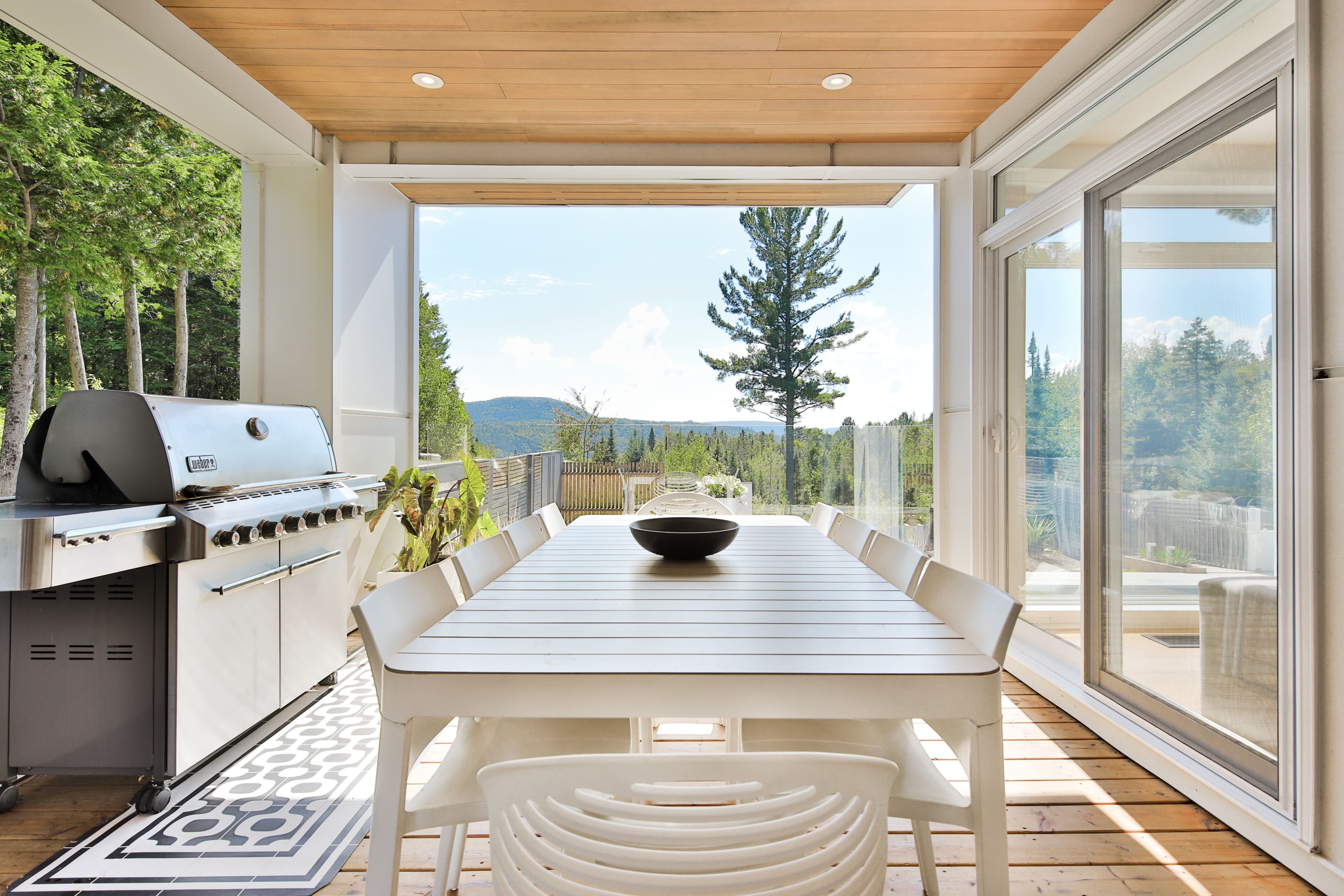 Chalet Saint-Côme Lanaudière: Luxury 5-Bedroom Villa with Hot Tub and Lake Views, Lanaudière