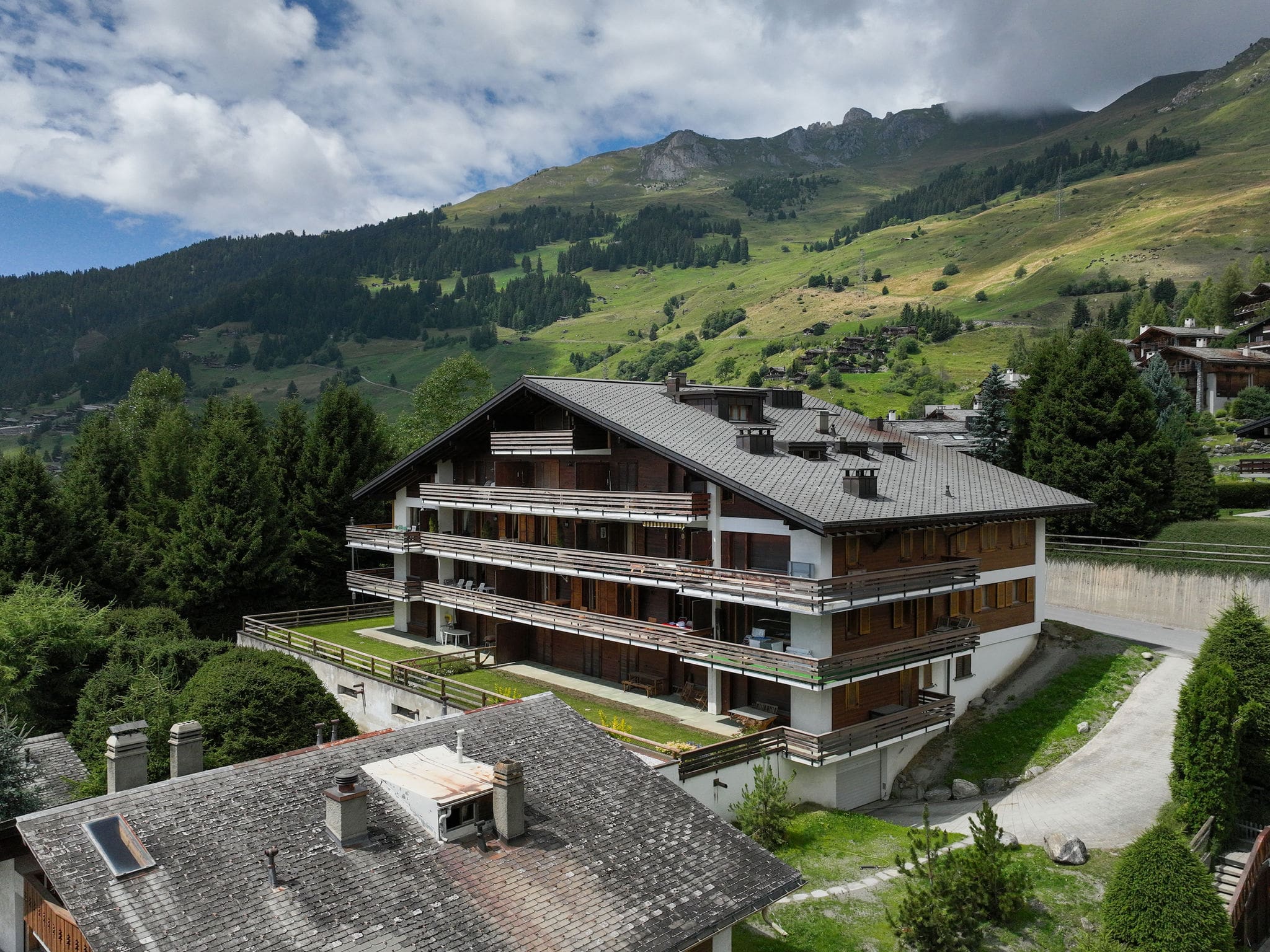 Chalet Sarreyer Verbier: Stylish 3-Bedroom Alpine Apartment with Mountain Views and Prime Location