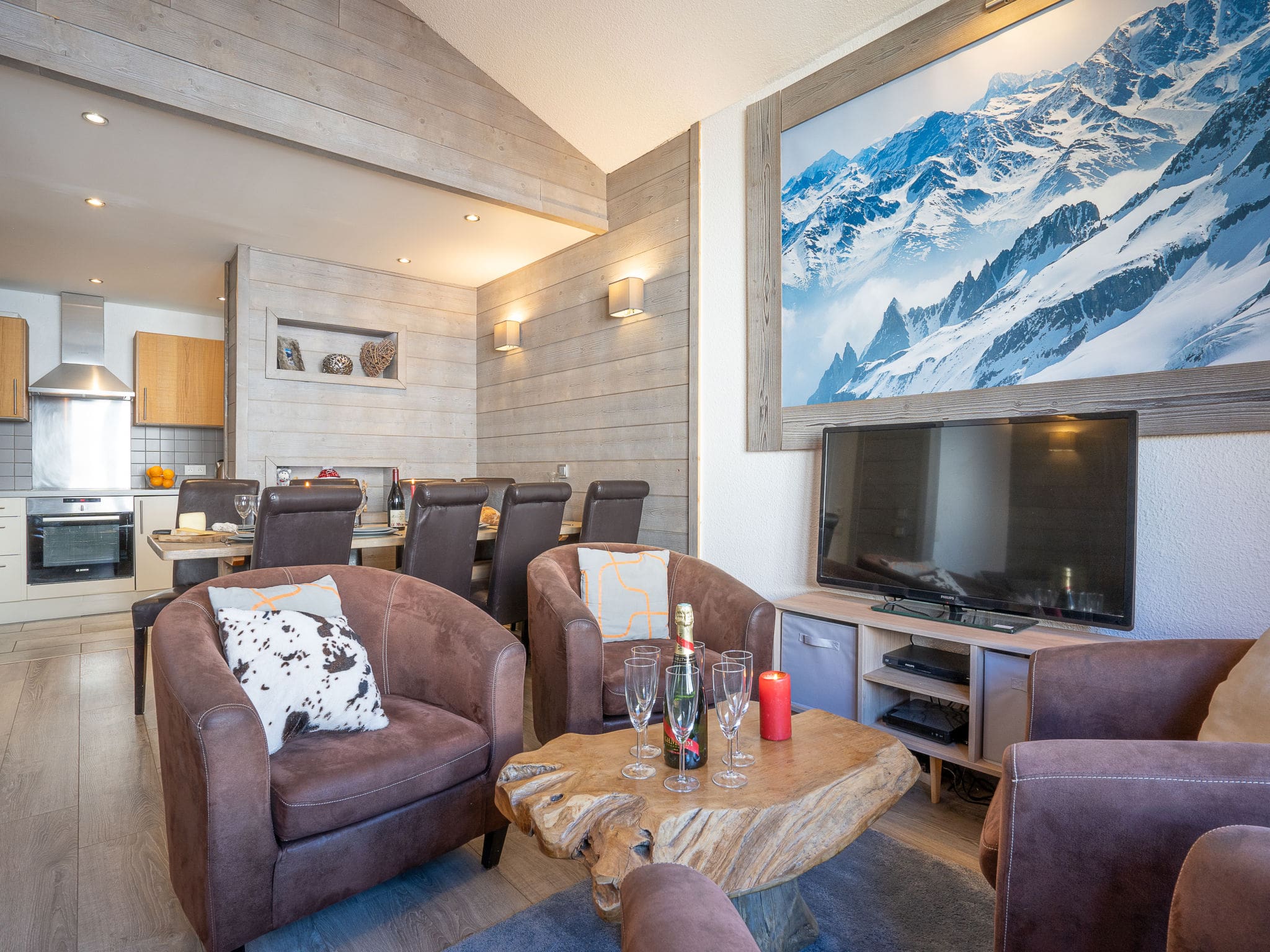 Chalet Sasseneire Tignes: Modern 4-Bedroom Ski Apartment with Mountain Views in Tignes Val Claret French Alps