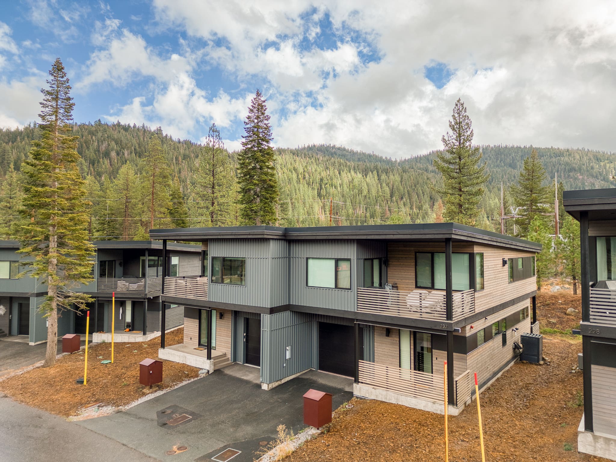 Chalet Sierra Tahoe: Luxury 4-Bedroom Ski Chalet with Hot Tub, West Tahoe