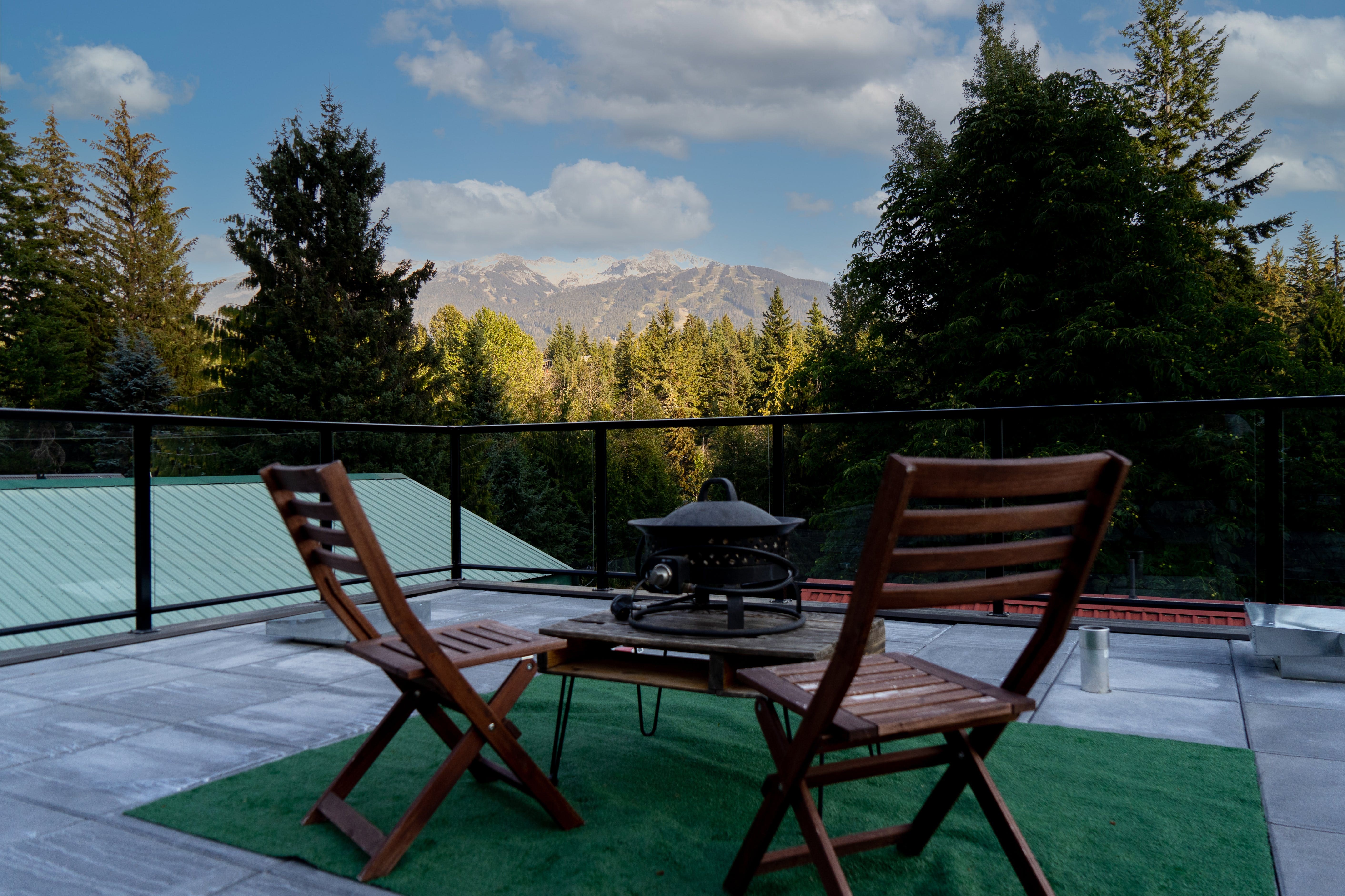 Chalet Skweláx Squamish: Contemporary 2-Bedroom Apartment with Rooftop Terrace, Apartment Rental Squamish-Lillooet