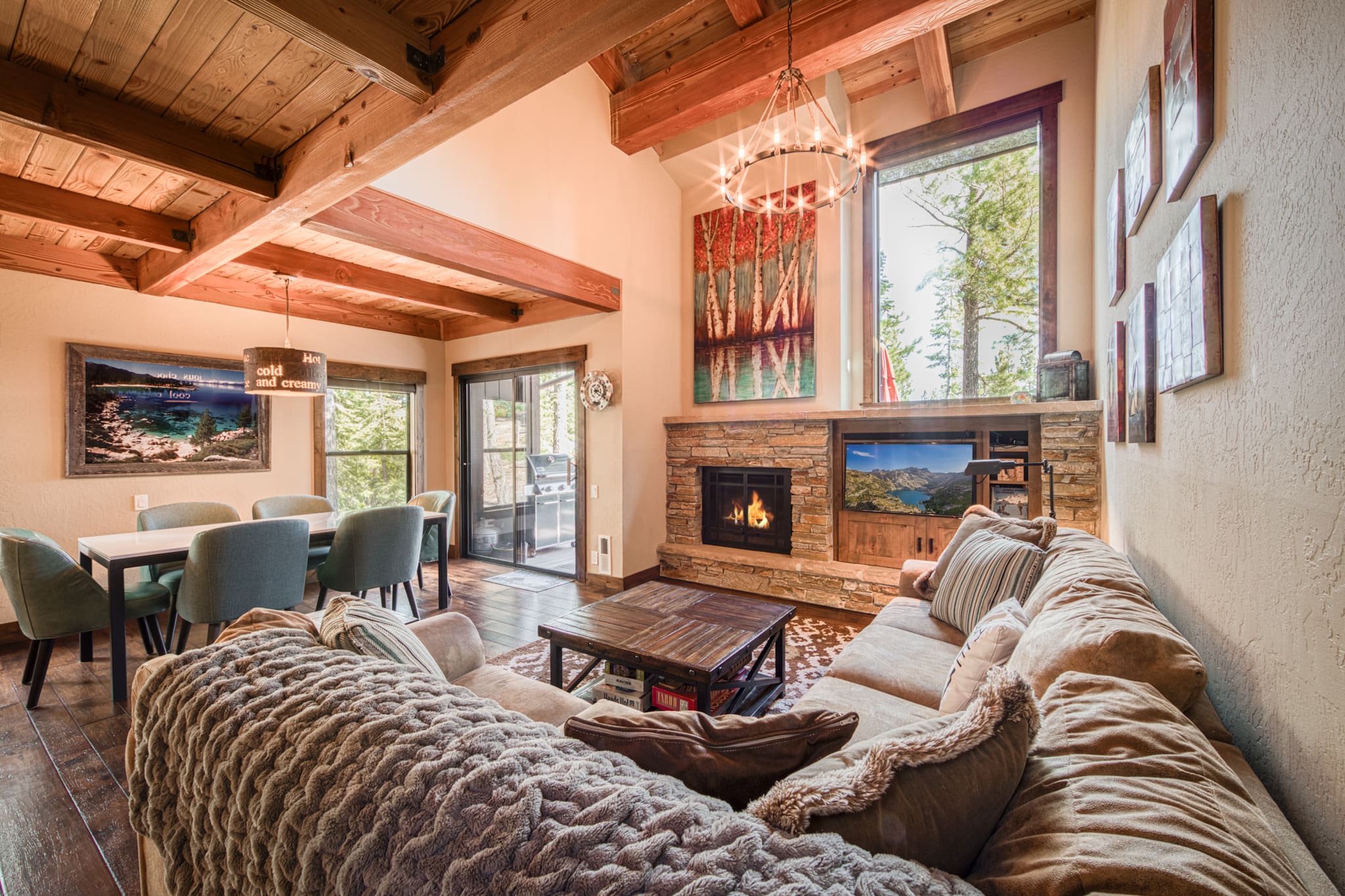 Chalet Sugarpine Carnelian: Spacious 4-Bedroom Chalet with Pool Access, Lake Tahoe