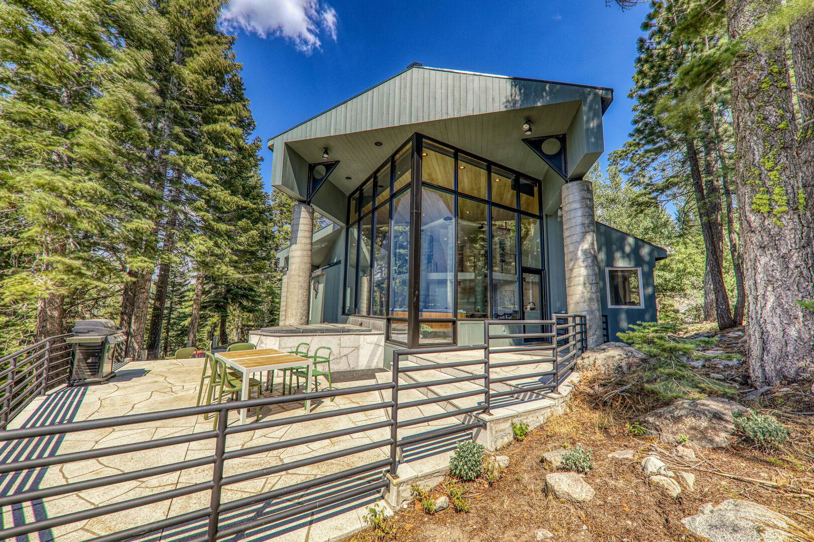 Chalet Tahoe Zephyr: Luxury 4-Bedroom House with Hot Tub and Mountain Views, Lake Tahoe