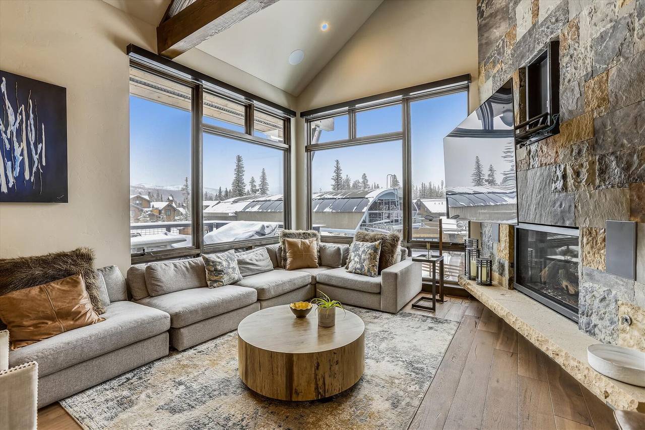 Chalet Tenmile Breckenridge: Luxury 5-Bedroom Chalet with Hot Tub and Ski Access, Breckenridge