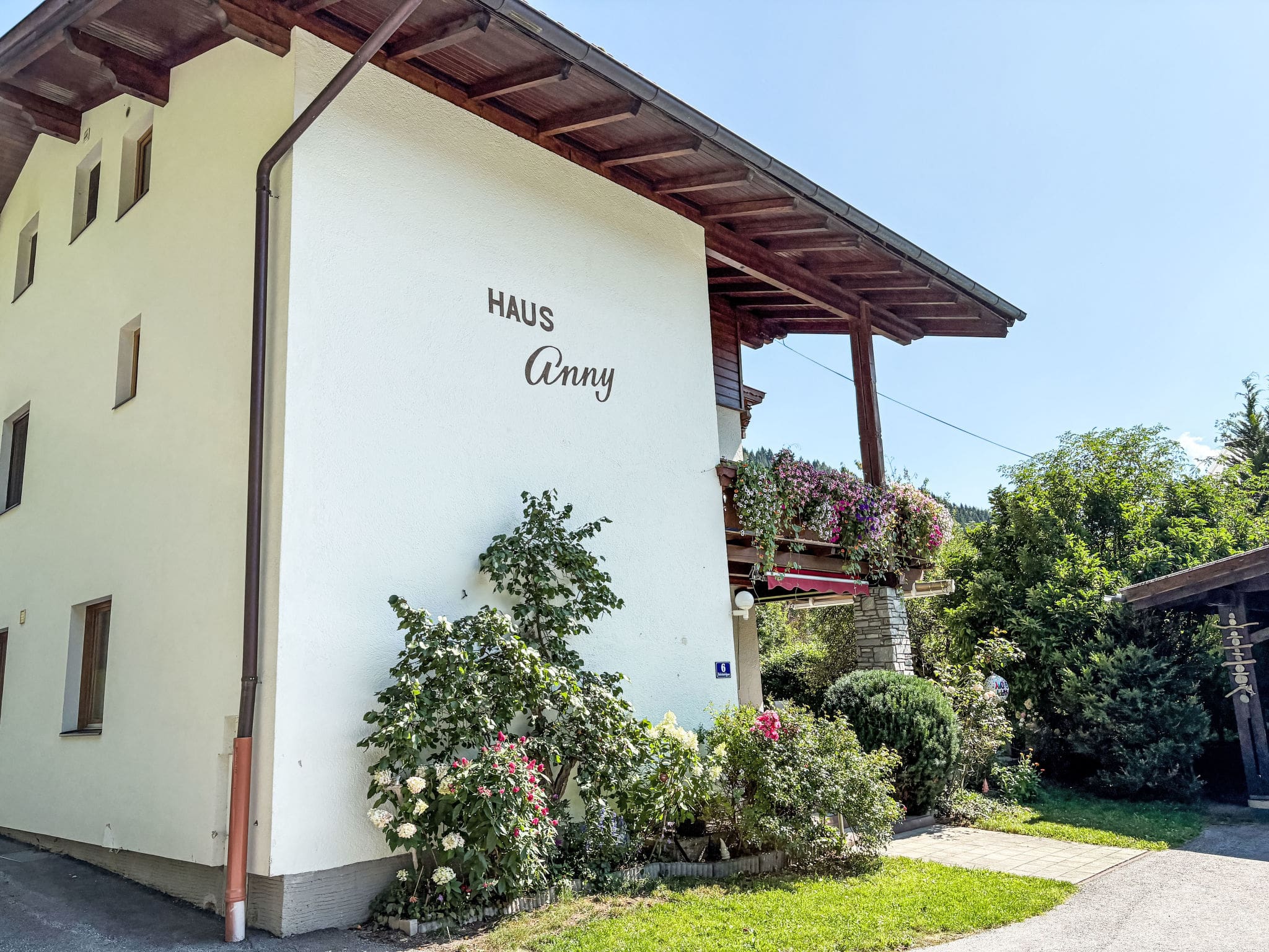 Chalet Thumersbach Zell: Modern Two-Bedroom Lakeside Apartment with Mountain Access in Zell am See Austria