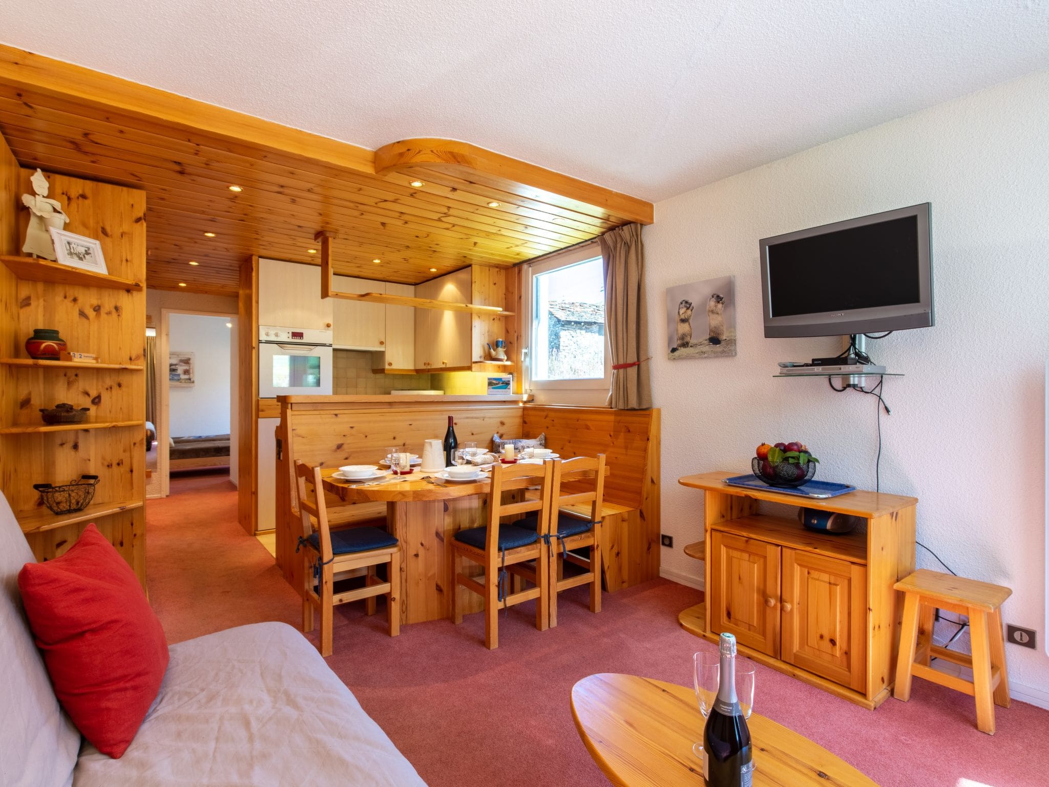 Chalet Tovarra Tignes: Modern 2-Bedroom Ski Chalet with Mountain Views and Ski-In Ski-Out Access in Val Claret