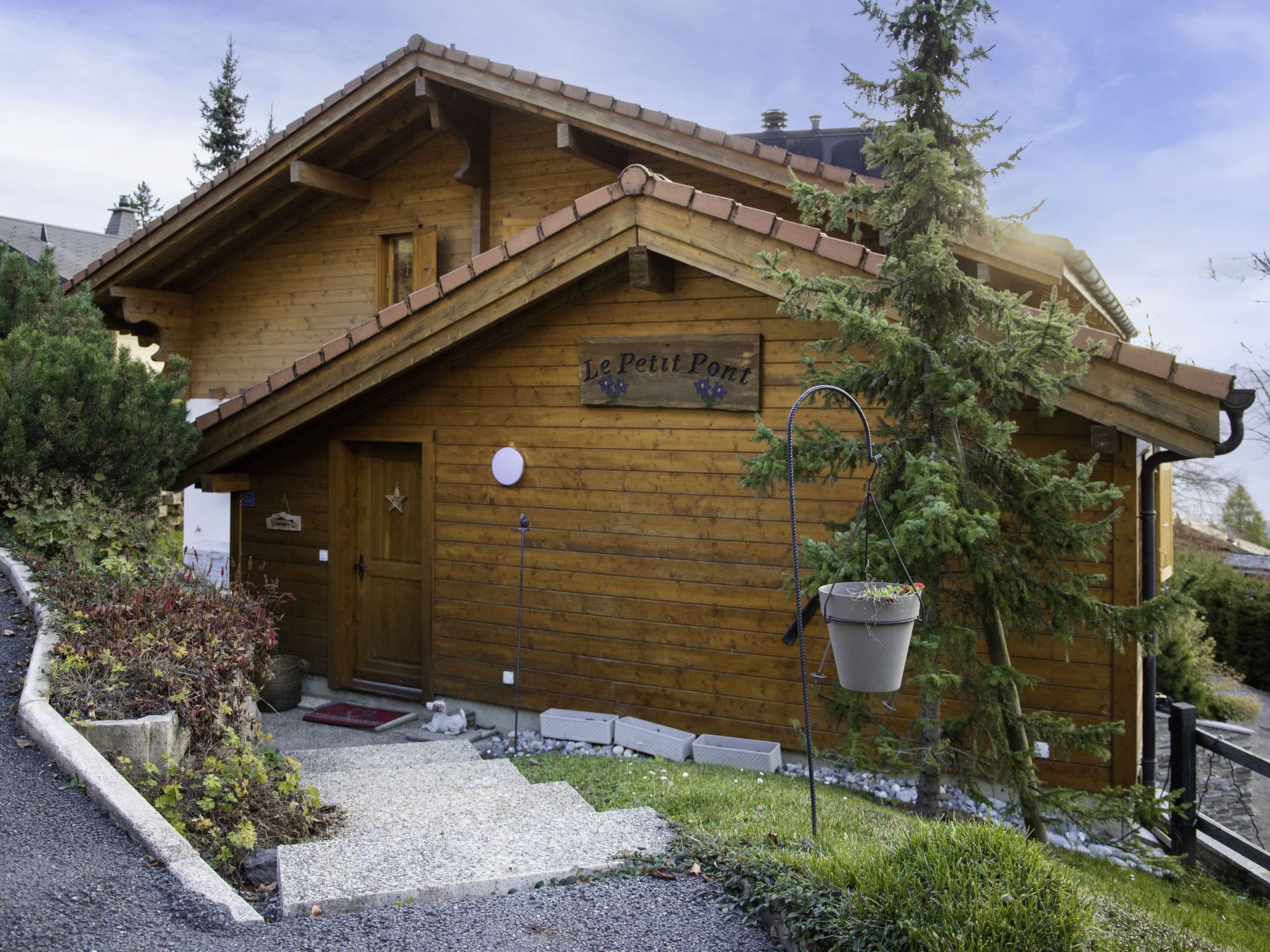 Chalet Tseuzier Villars: Luxury 5-Bedroom Alpine Chalet with Mountain Views and Game Room in Swiss Villars