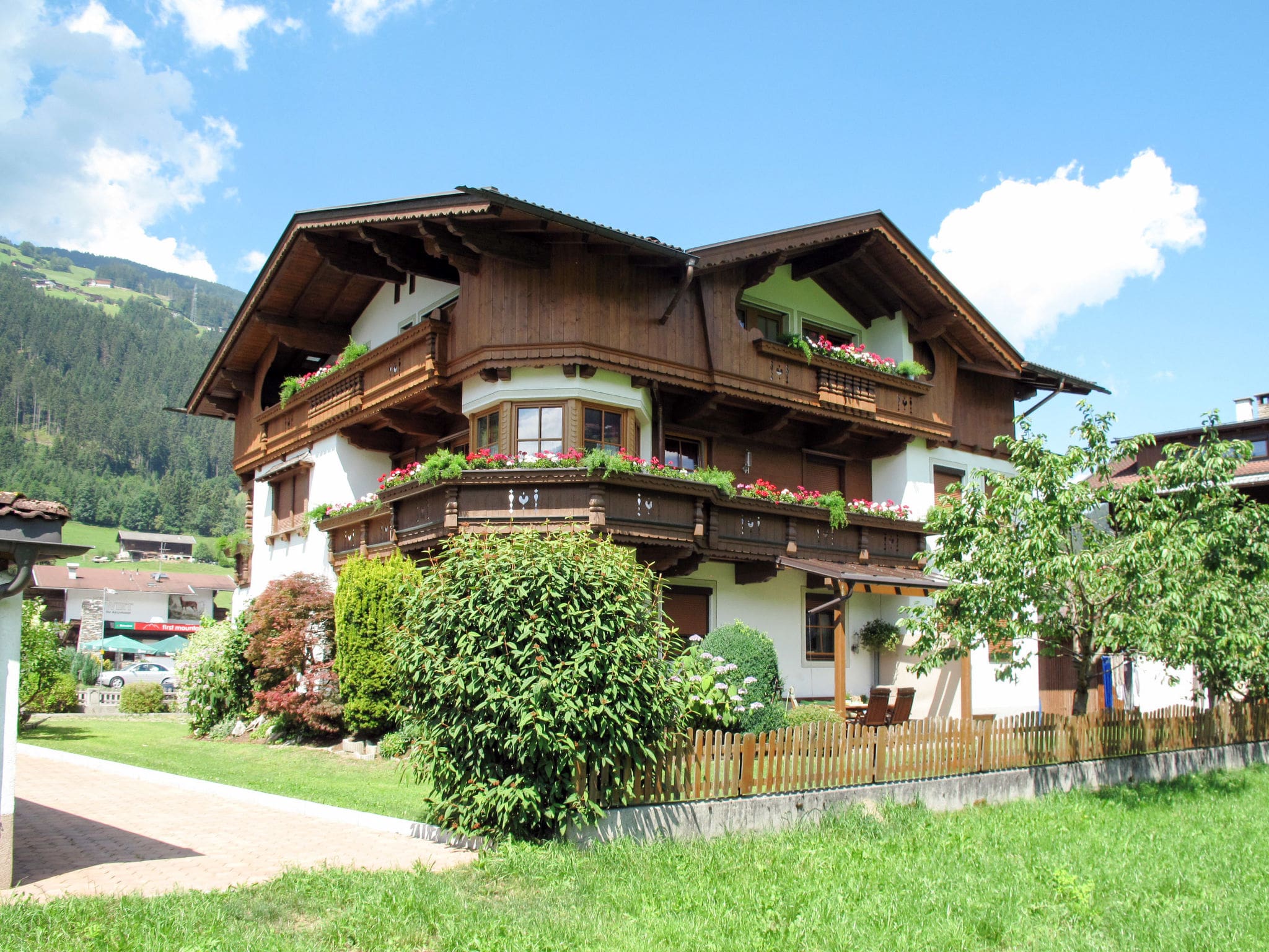 Chalet Tuxer Zell: Luxury 4-Bedroom Alpine Chalet with Mountain Views and Ski Access in Zell am Ziller Austria