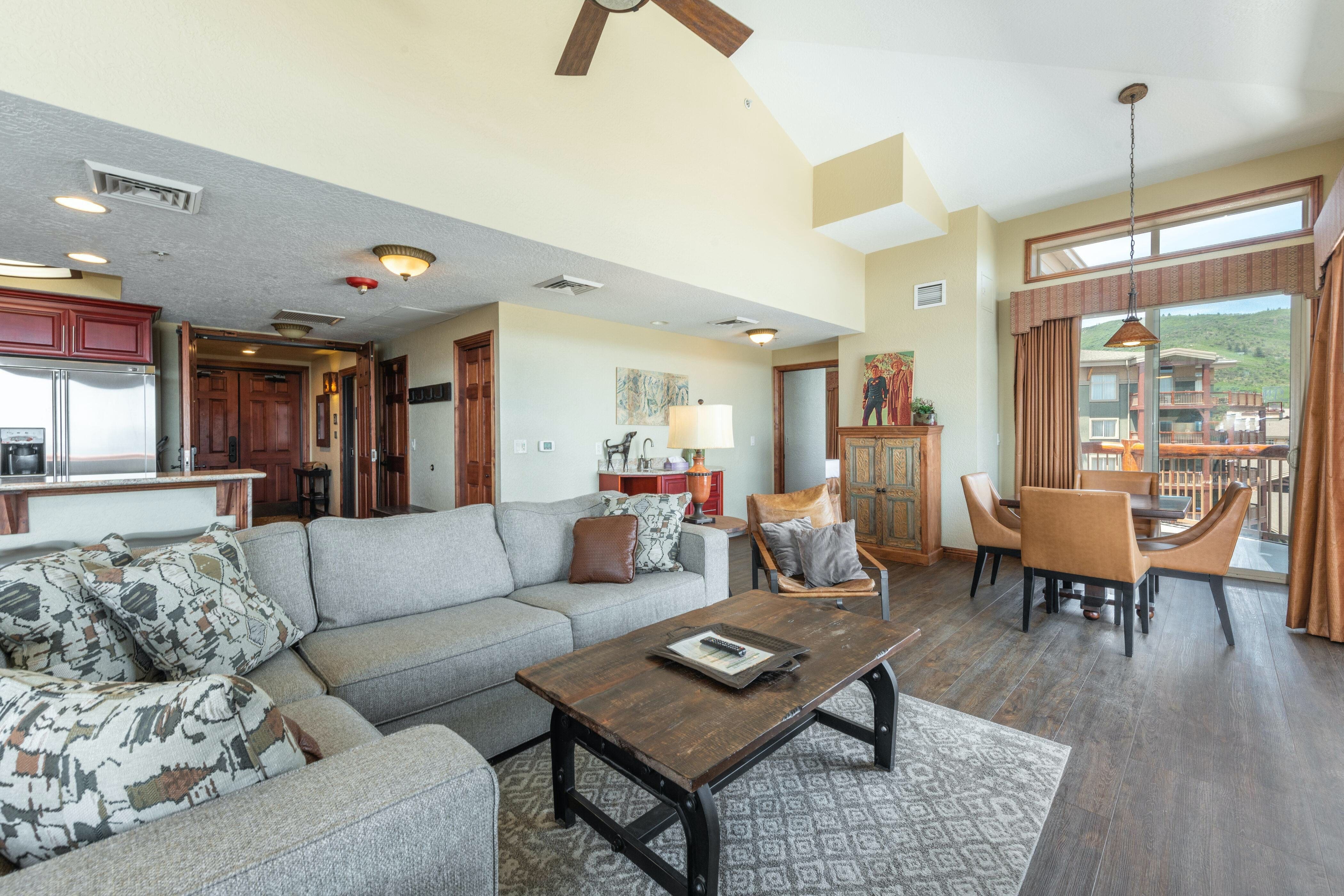 Chalet Uinta Park City: Luxury 4-Bedroom Penthouse with Hot Tub and Scenic Views, Park City