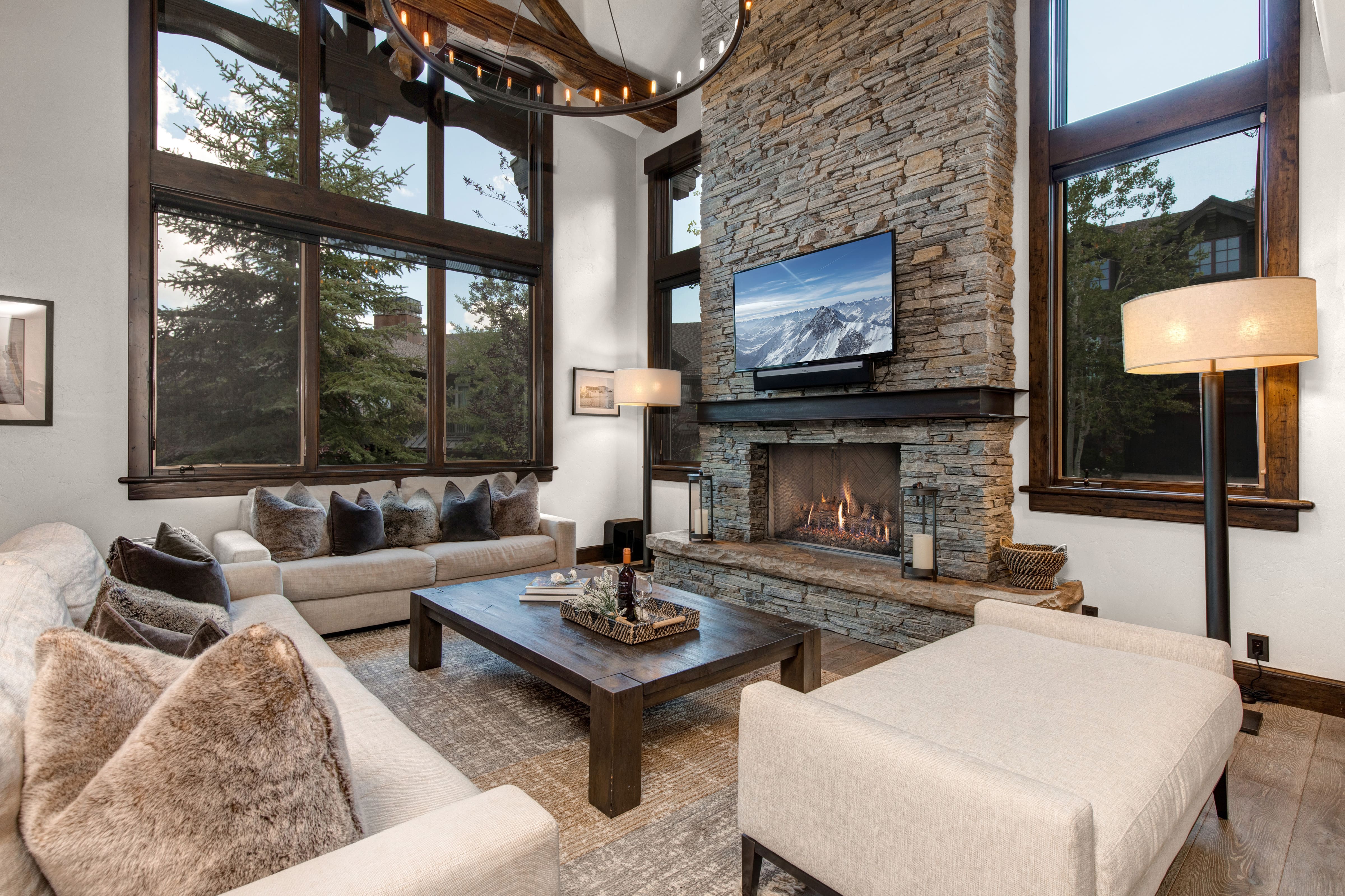 Chalet Uinta ParkCity Park City: Luxury 4-Bedroom Apartment with Hot Tub and Ski Access, Park City