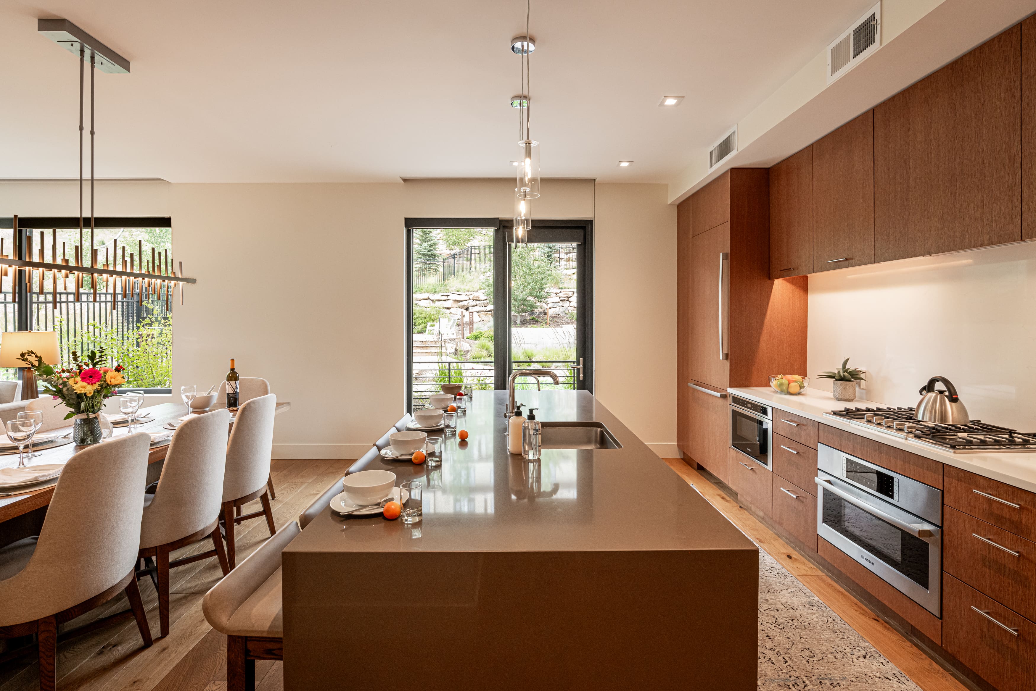 Chalet Uintah ParkCity: Spacious 5-Bedroom Apartment with Ski Access and Hot Tub, Park City