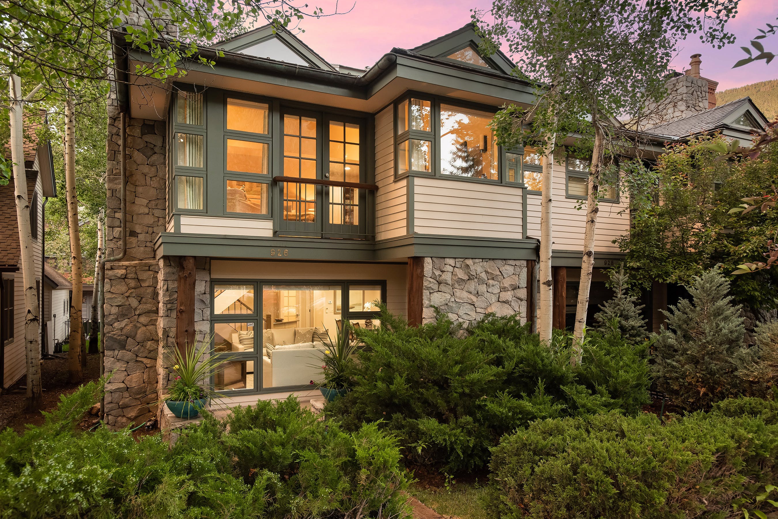 Chalet Ute Aspen: Spacious 3-Bedroom Townhouse with Mountain Views, Aspen