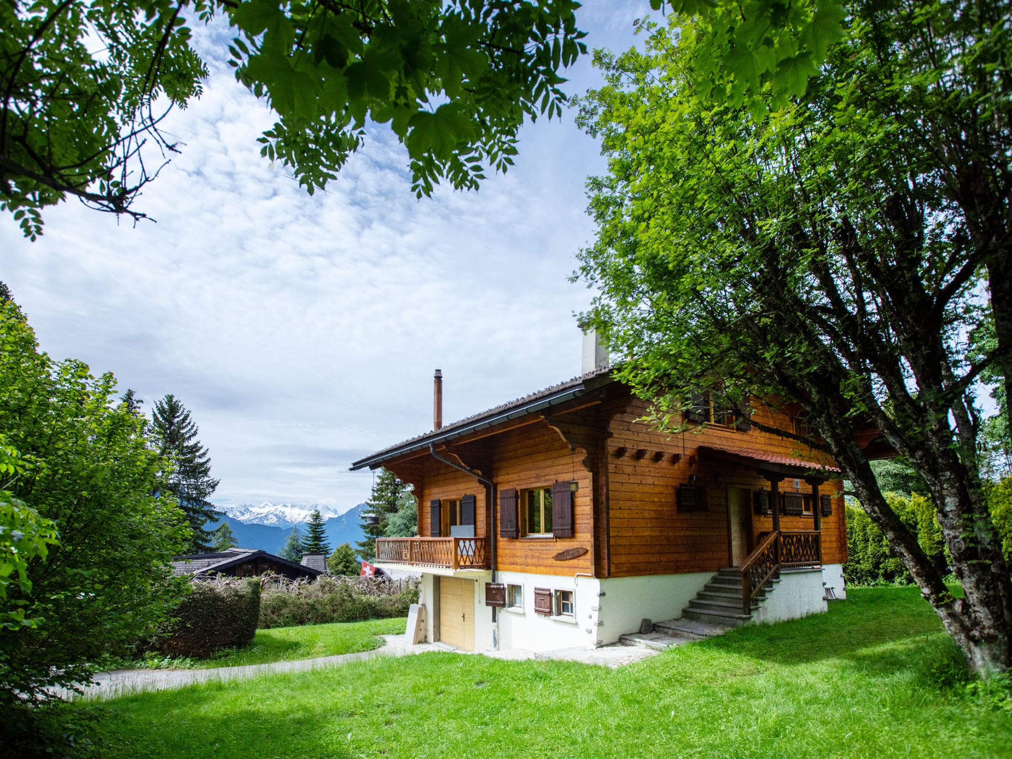 Chalet Vaudoise Villars: Modern 4-Bedroom Alpine Chalet with Mountain Views and Ski Access in Swiss Alps