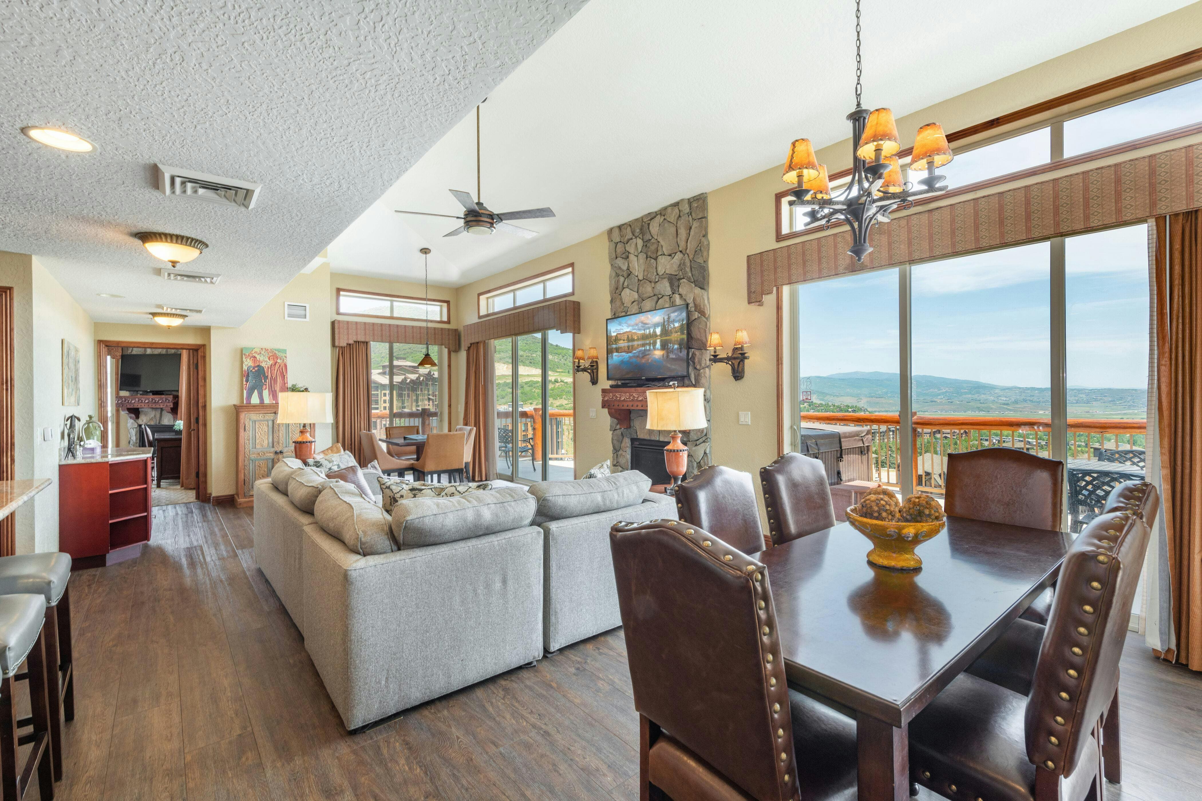 Chalet Wasatch ParkCity Park City 2: Upscale 2-Bedroom Penthouse with Hot Tub and Mountain Views, Park City