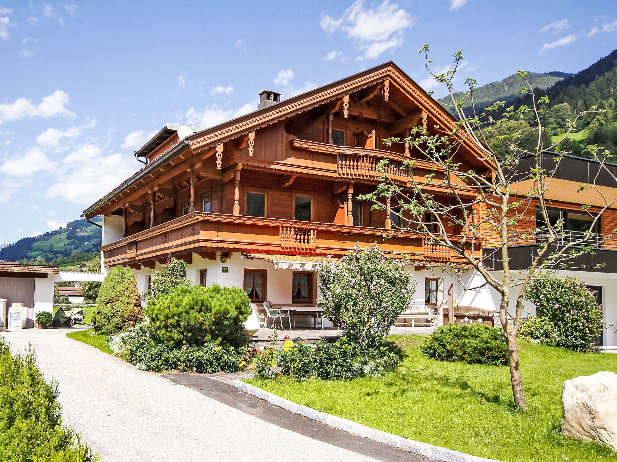 Chalet Zemmgrund Mayrhofen: Spacious 4-Bedroom Alpine Chalet with Garden and Mountain Access in Zillertal Valley Austria