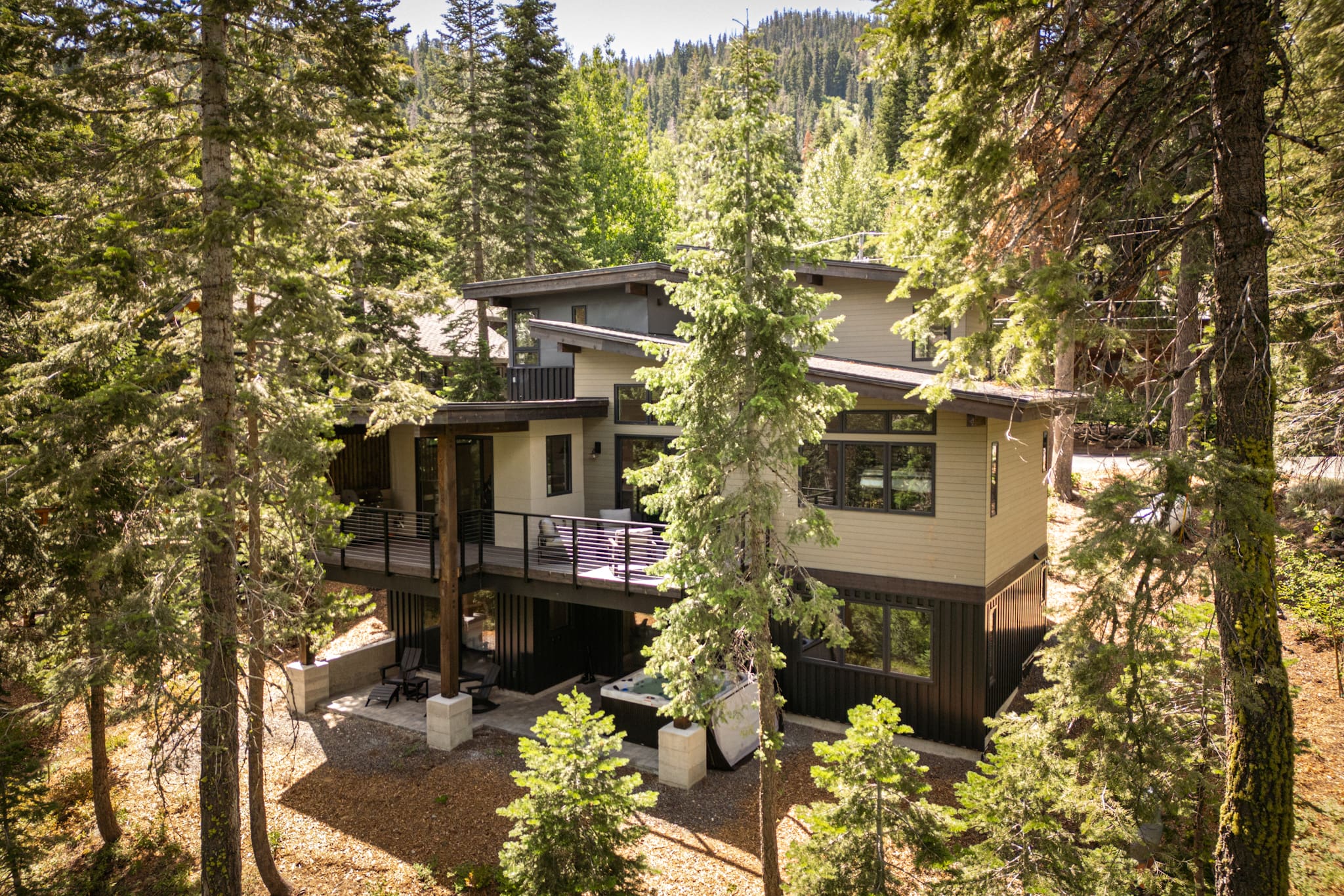 Chalet Zephyr Tahoe: Luxurious 4-Bedroom Ski Chalet with Hot Tub, West Tahoe
