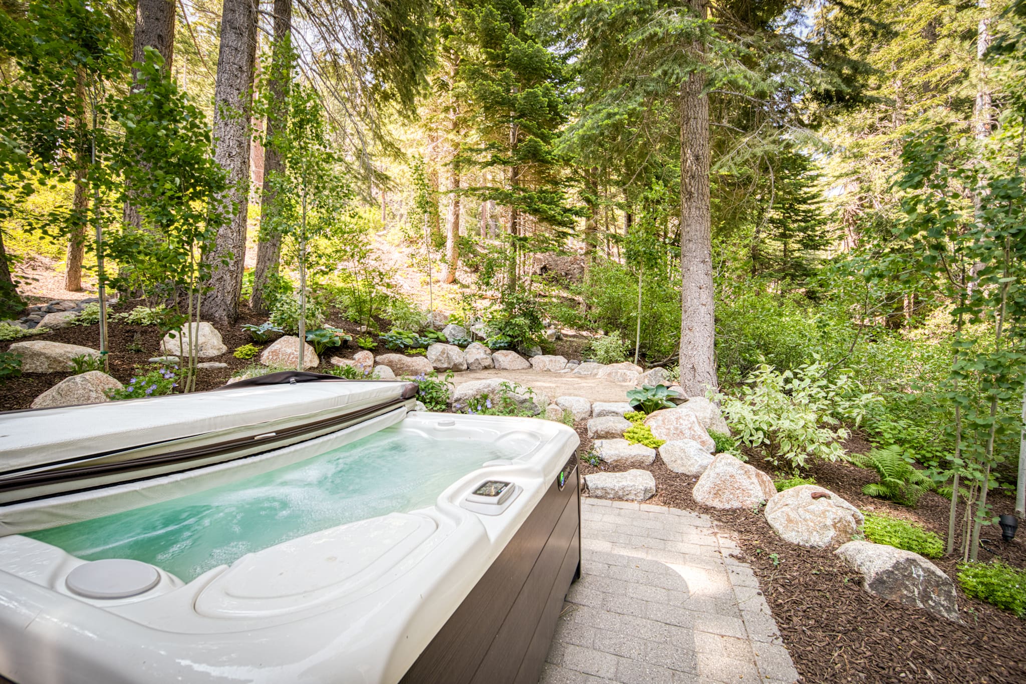 Chalet Zephyr Tahoe West Tahoe: Spacious 6-Bedroom Chalet with Hot Tub and Ski Access, West Tahoe