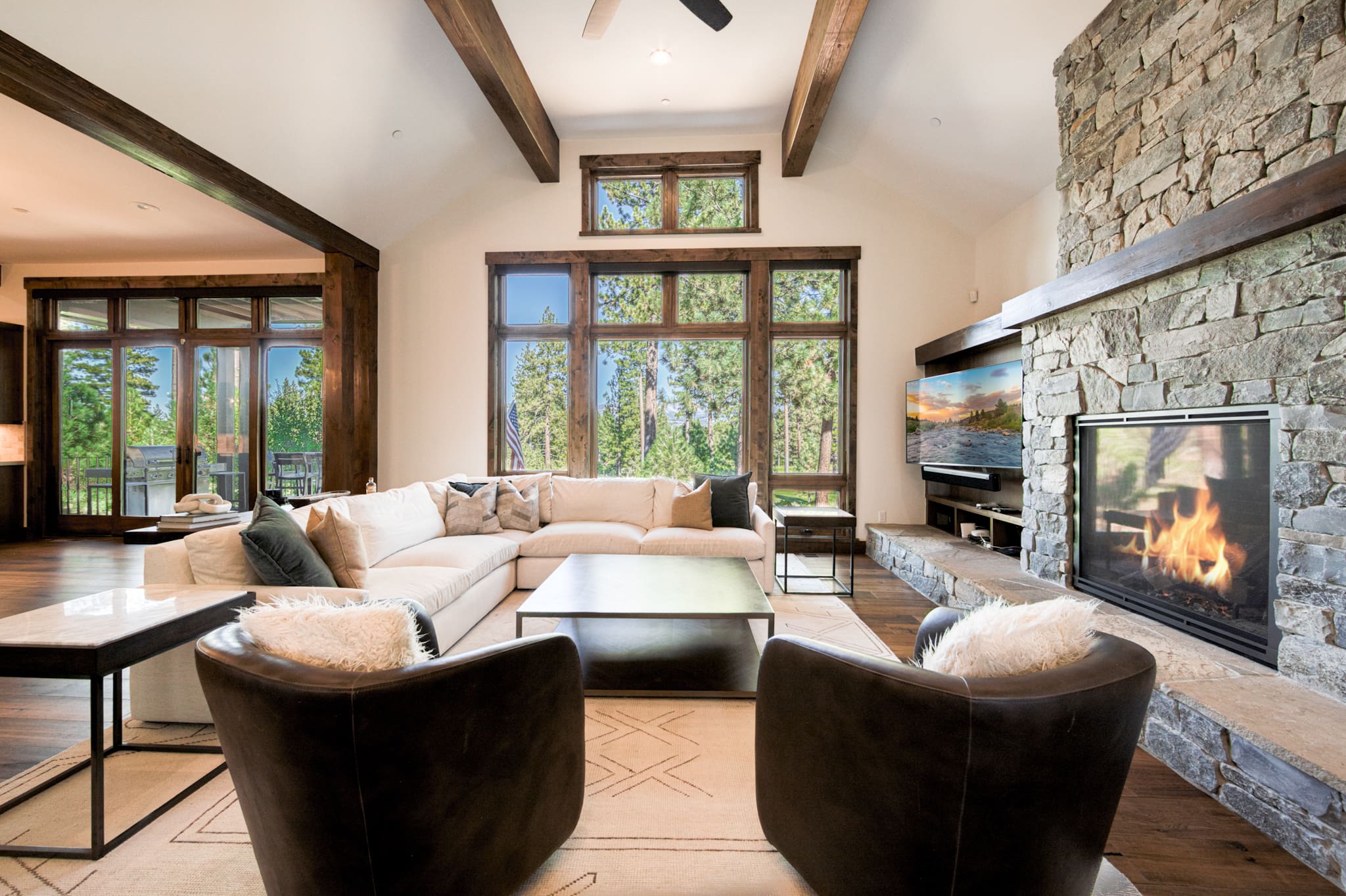 Chalet Zephyr Truckee: Luxury 5-Bedroom Villa with Mountain Views, Lake Tahoe