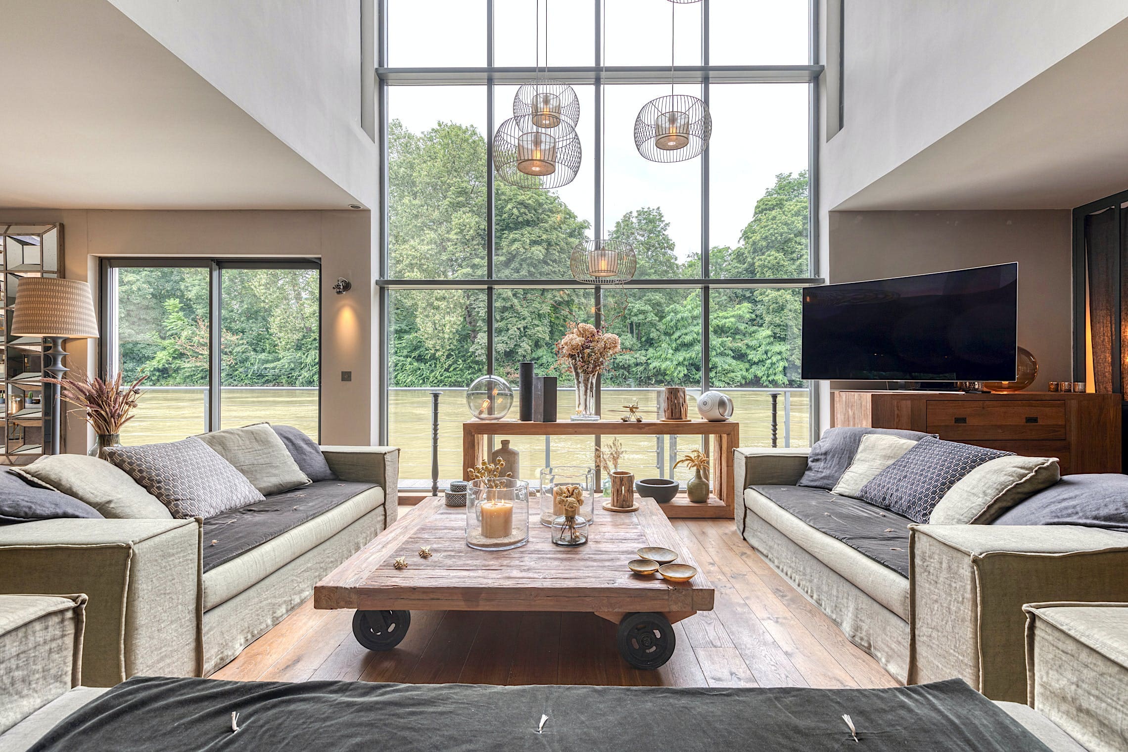 Château Alix Neuilly: Unique 3-Bedroom Houseboat with Hot Tub, Neuilly-sur-Seine