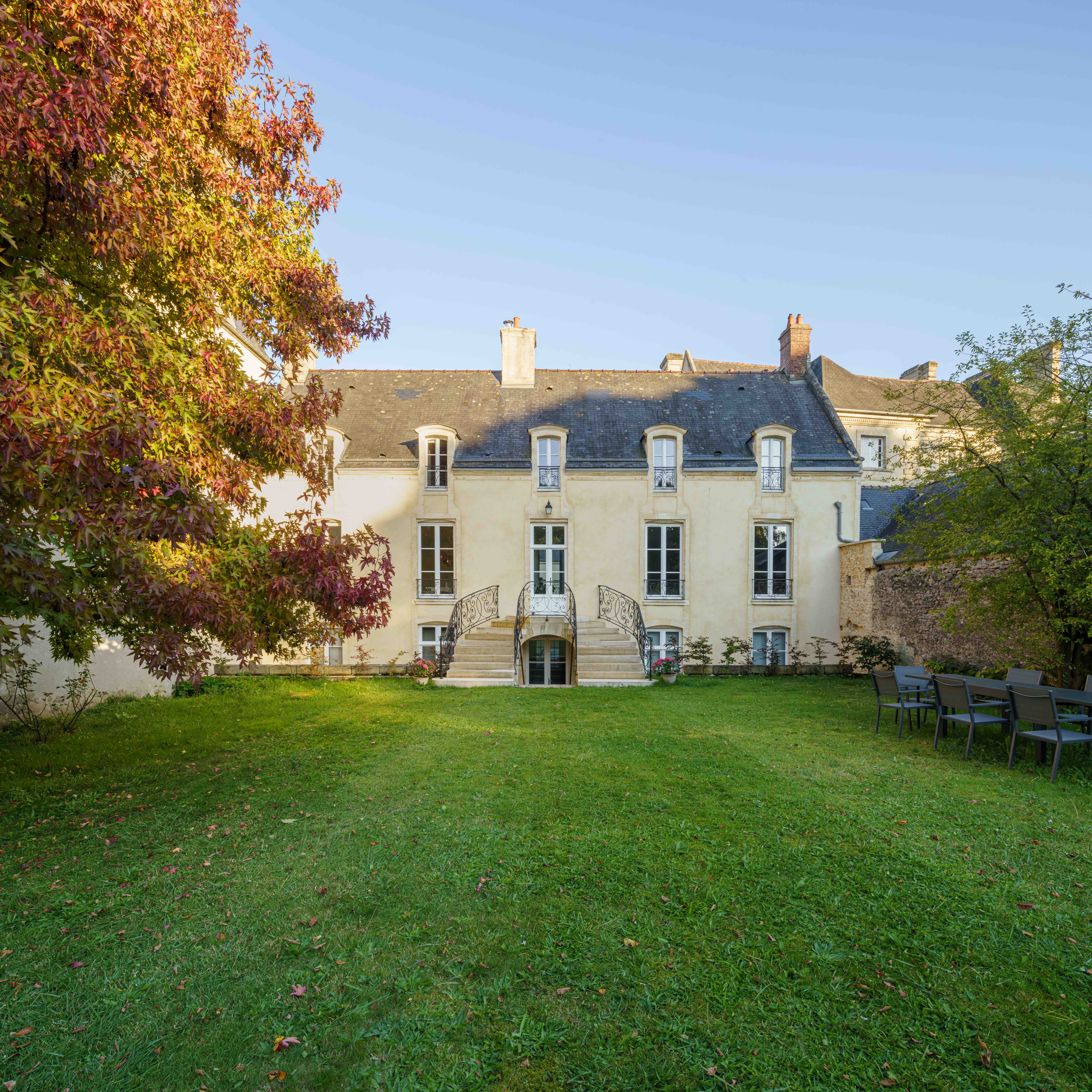 Château Amandine Bayeux: Elegant 3-Bedroom Château with Modern Amenities, Bayeux