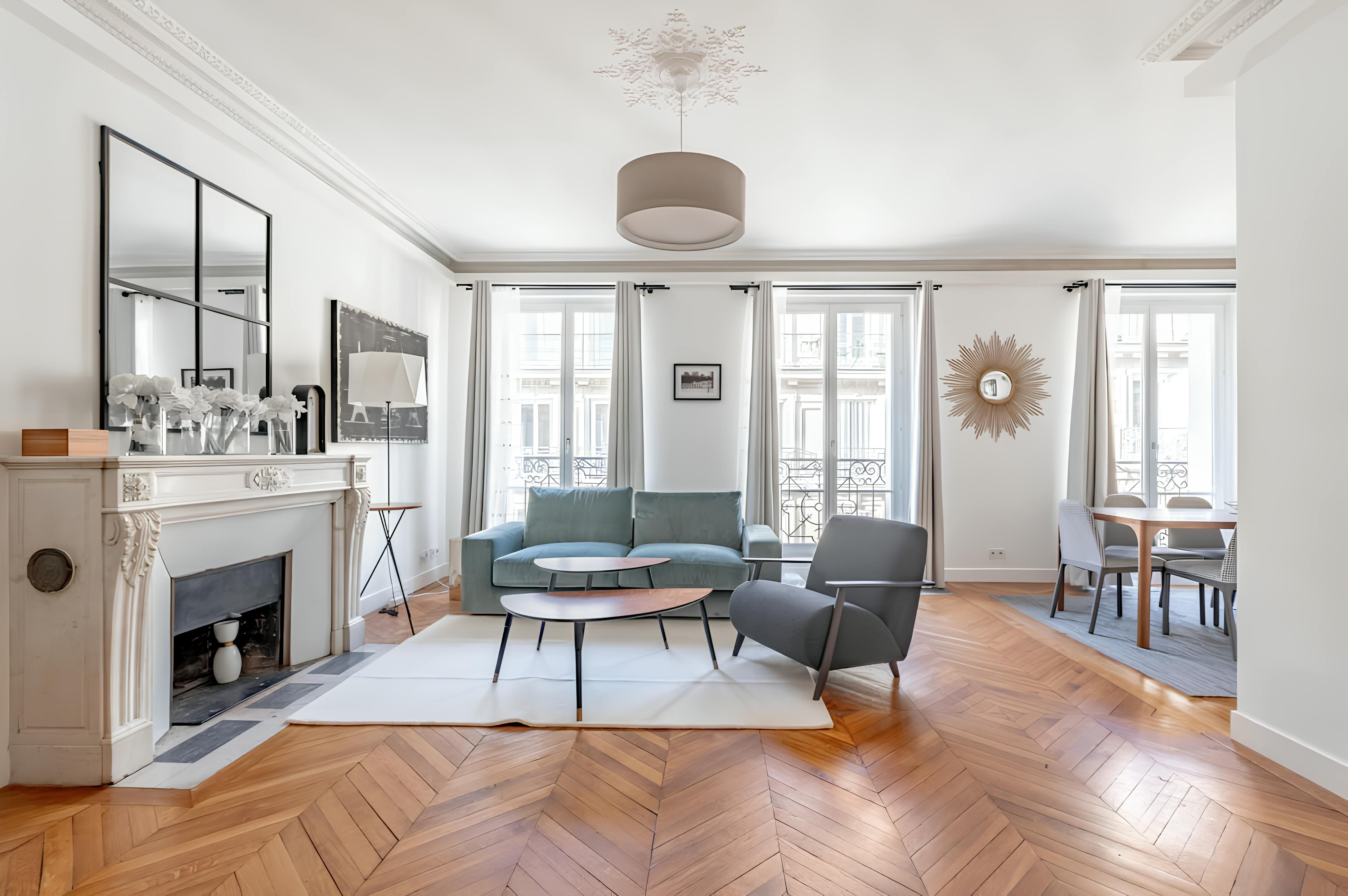 Château Auteuil Paris: Elegant 2-Bedroom Romantic Villa with Juliet Balconies, Paris