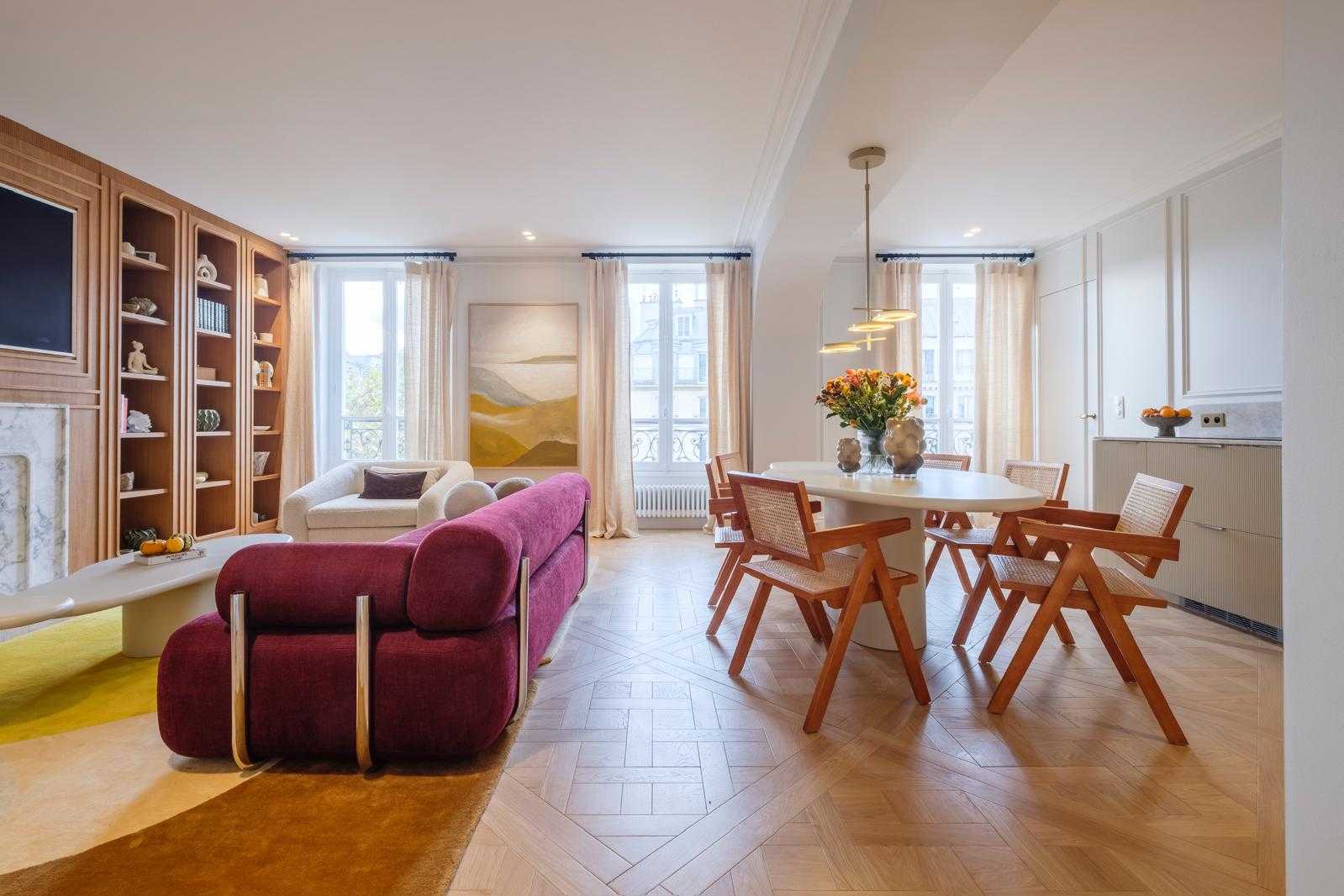 Château Bonne Nouvelle: Spacious 4-Bedroom Duplex Apartment in Grands Boulevards, Paris