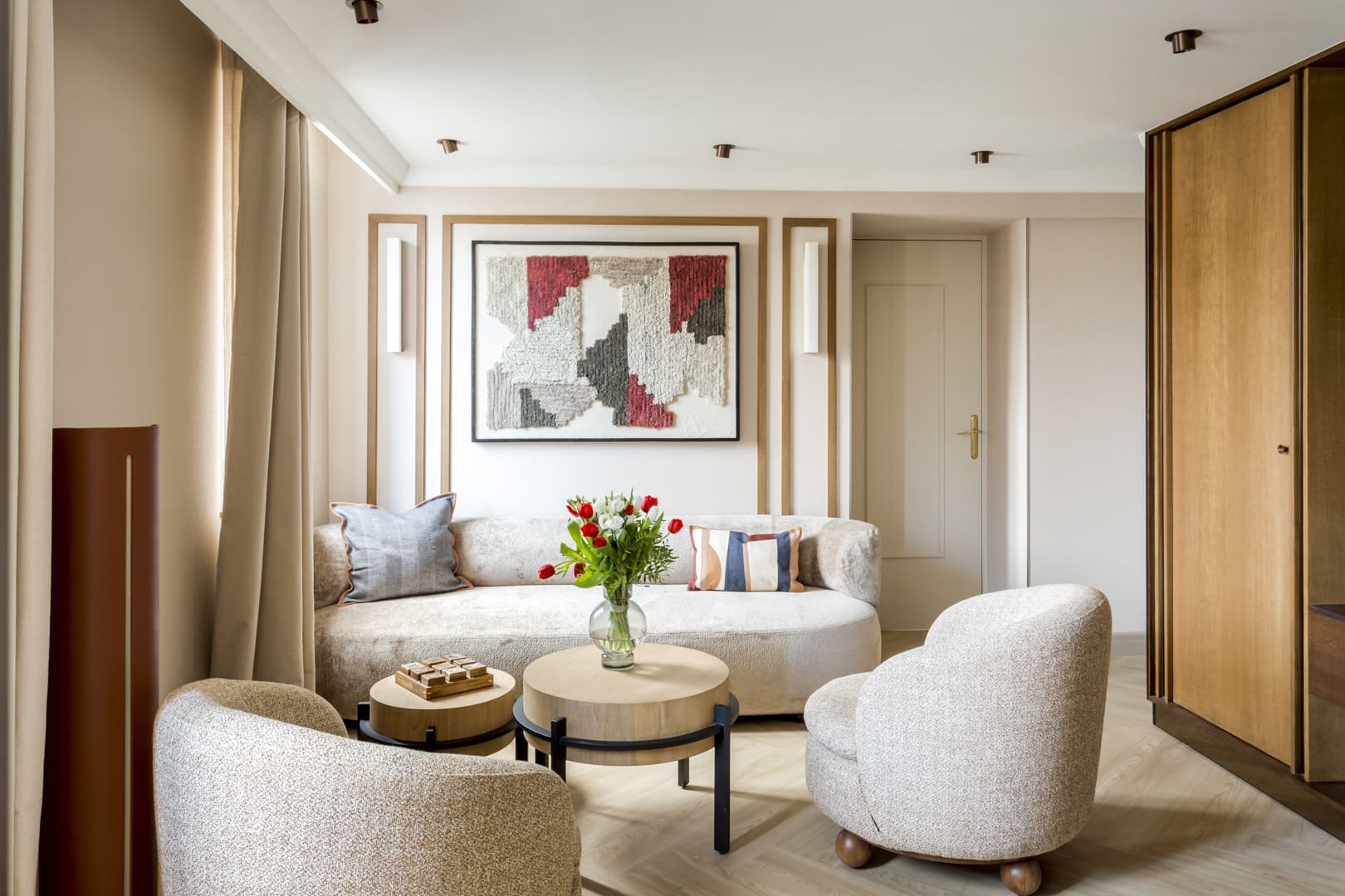 Château Bourse Paris: Spacious 3-Bedroom Luxury Apartment with Chic Design, Paris