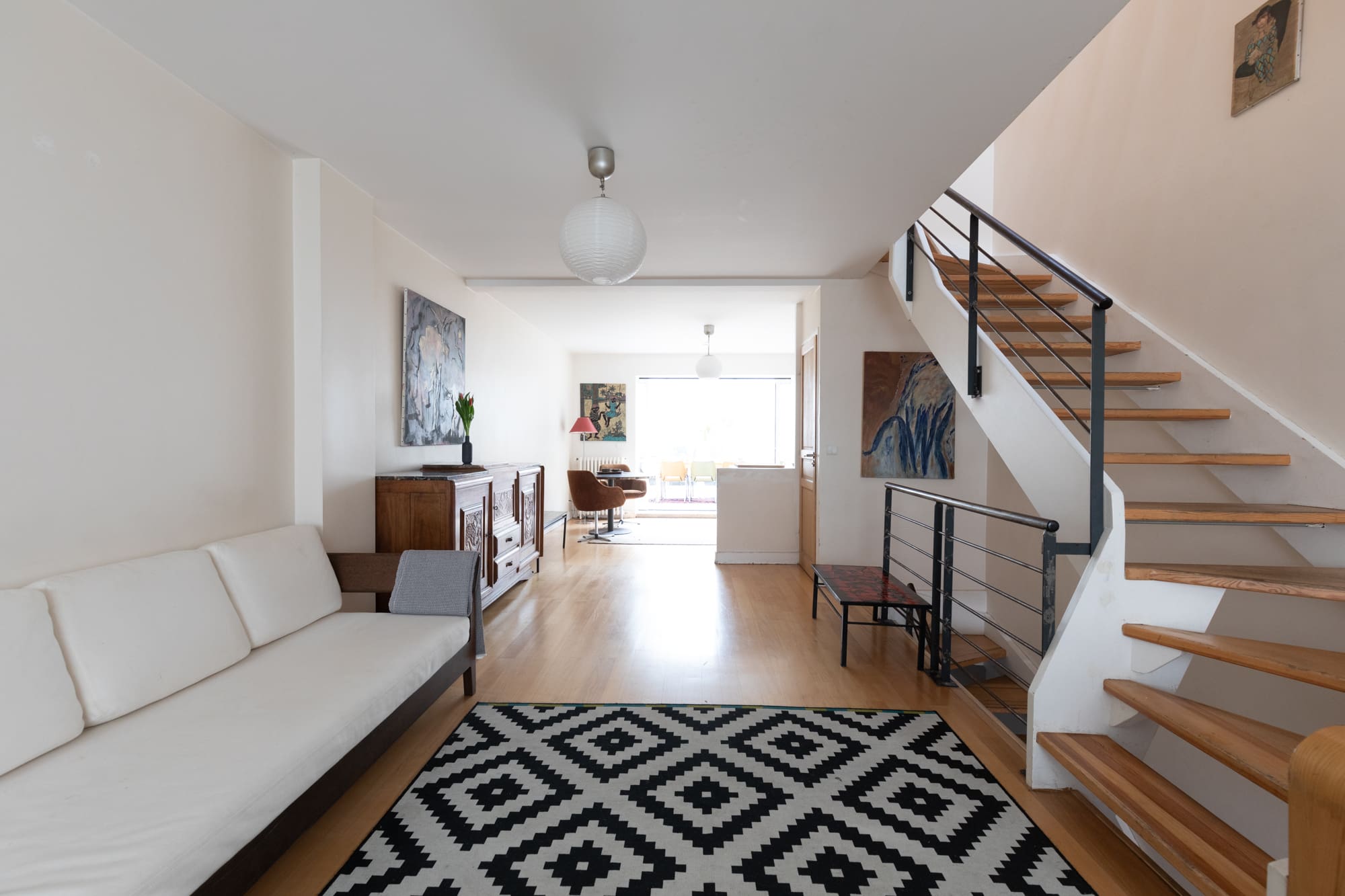 Château Buttes-Chaumont Paris: Spacious 4-Bedroom Apartment with Courtyard Garden, Paris