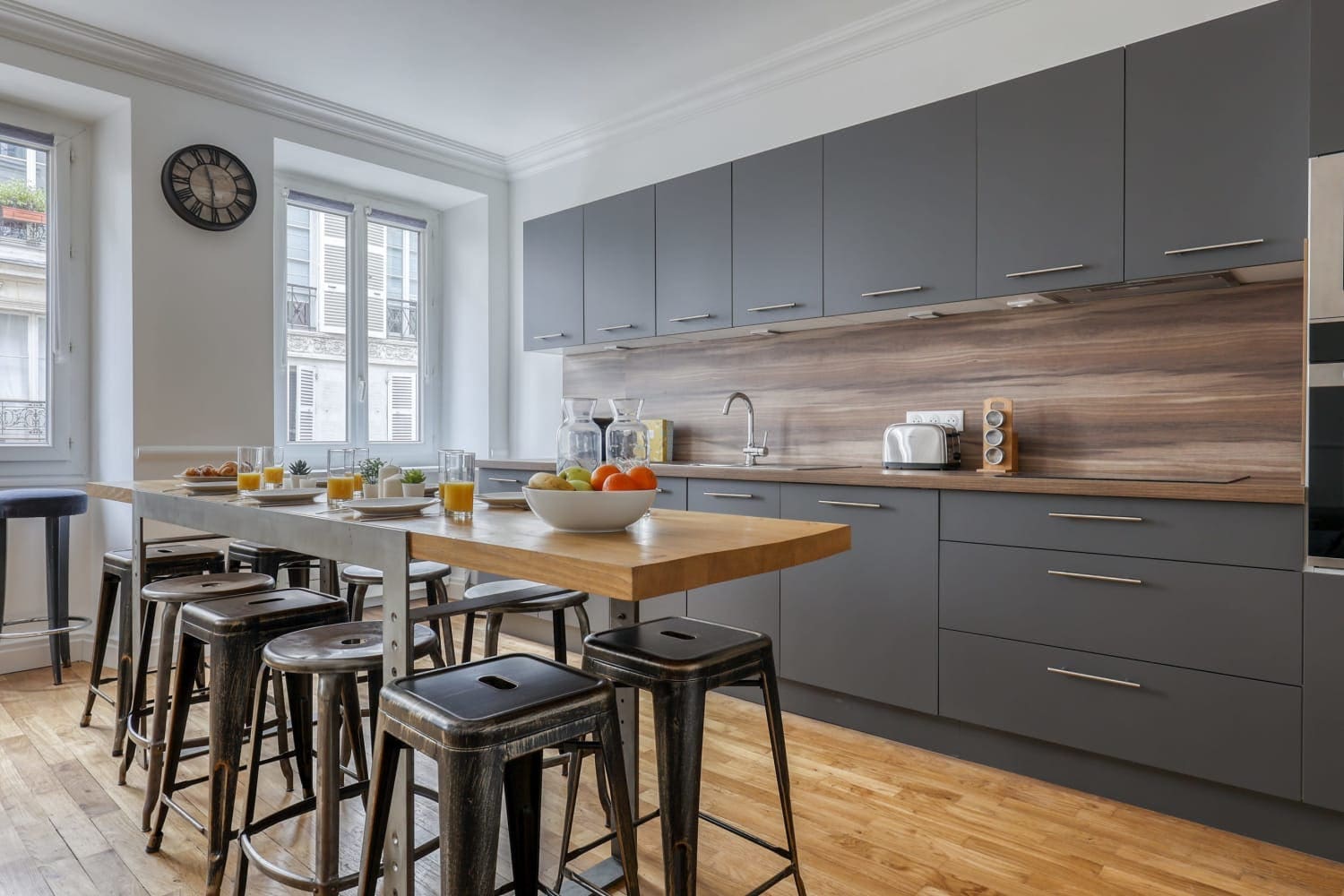 Château Cadet Paris: Luxury 4-Bedroom Apartment with Modern Comforts, Paris
