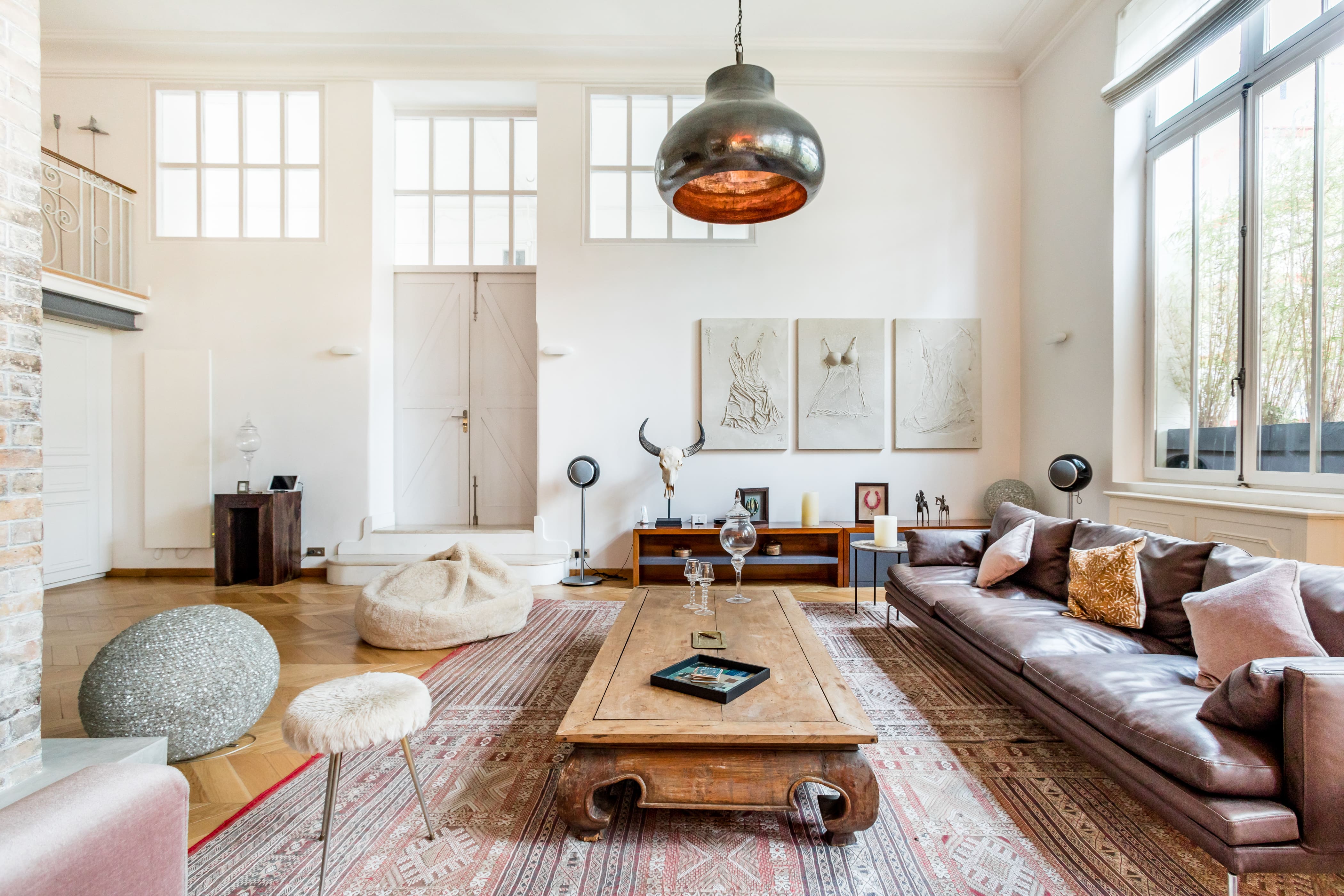 Château Caille Paris: Luxury 3-Bedroom Apartment with Courtyard and Bar, Paris