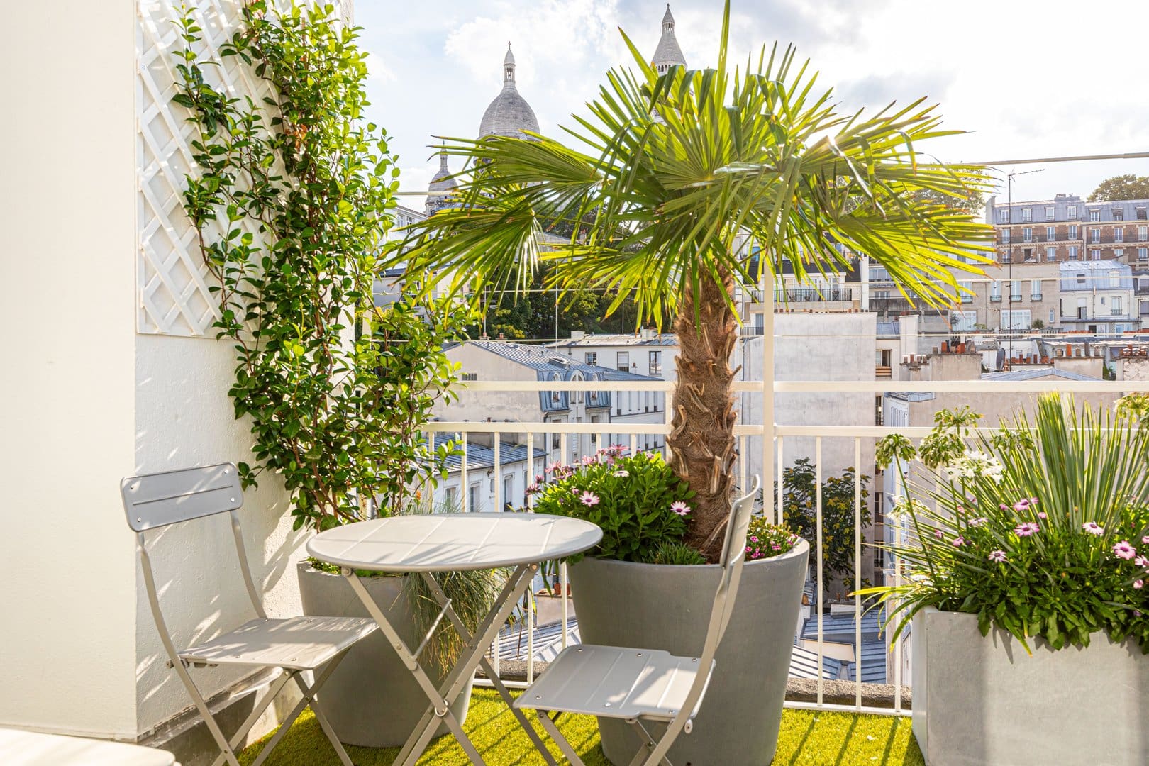 Château Caulaincourt Montmartre: Chic 2-Bedroom Apartment with Terrace Views, Montmartre Sacré-Coeur