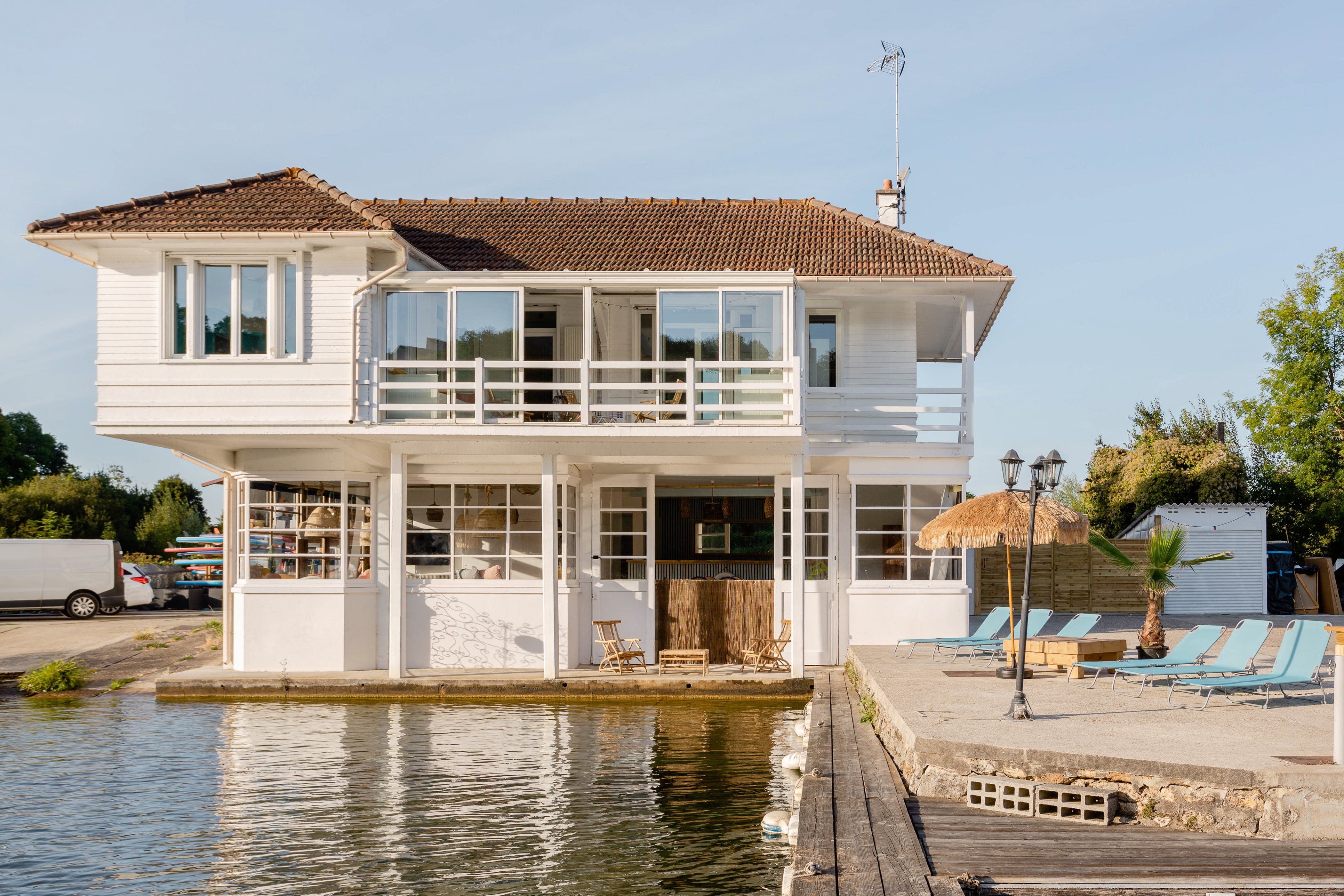 Château Cerny Essonne: Luxury 14-Bedroom Apartment with Pool and Tennis Court, Essonne