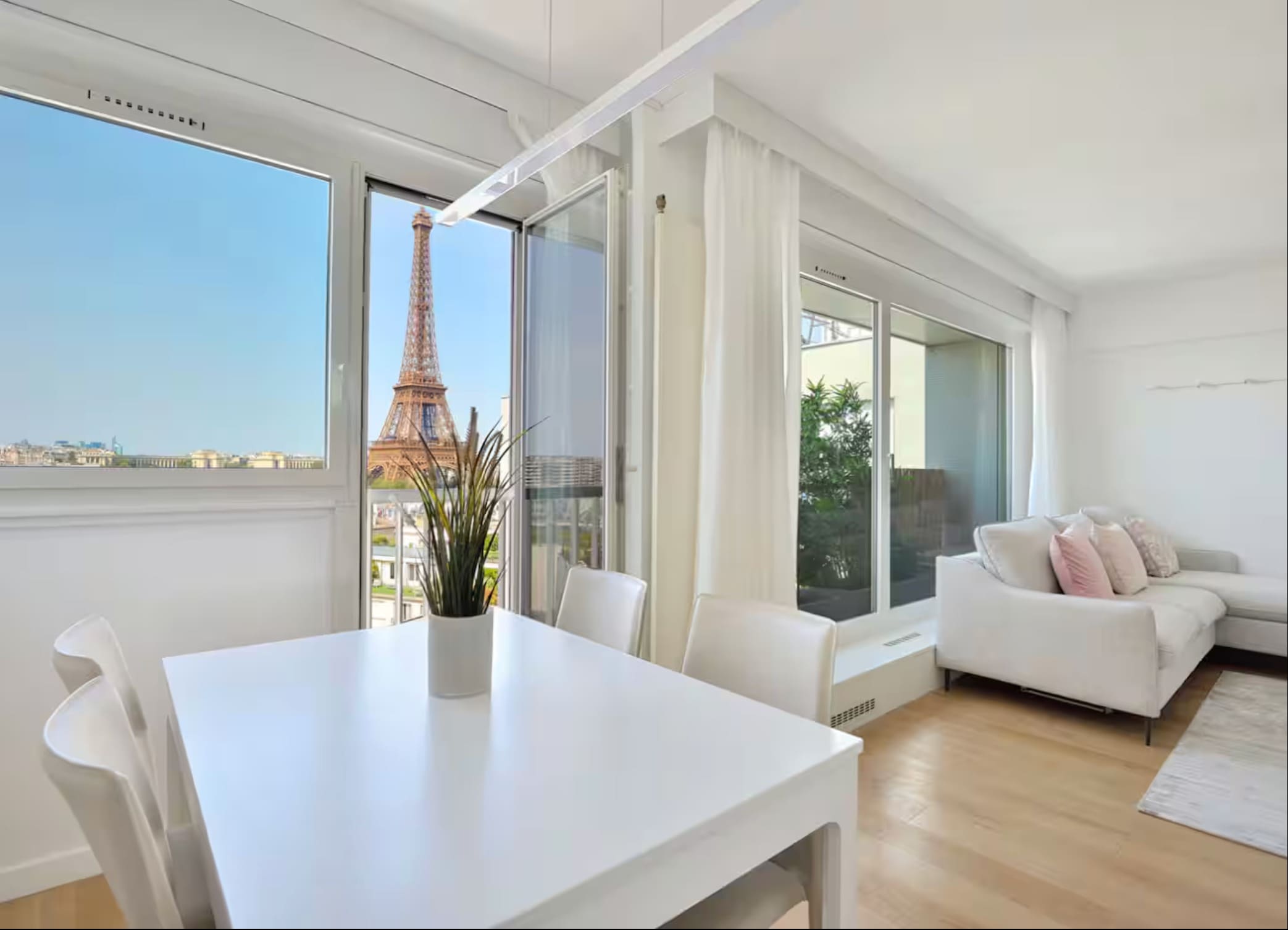 Château Champ-de-Mars Eiffel Tower 4: Elegant 1-Bedroom Apartment with Eiffel Tower Views, Paris