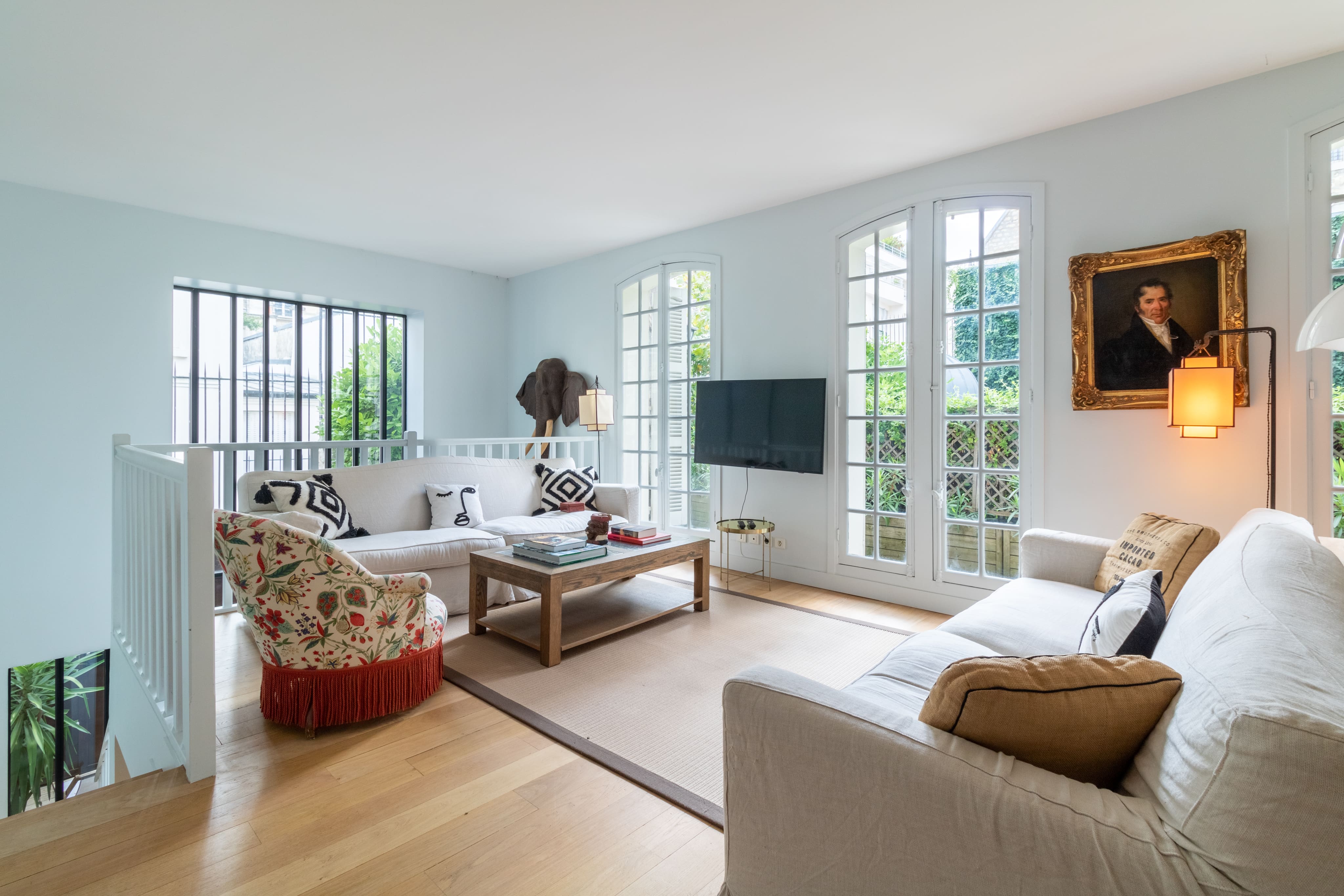 Château Champ-de-Mars Eiffel Tower 7: Elegant 3-Bedroom Townhouse with Hot Tub and Pool, Paris