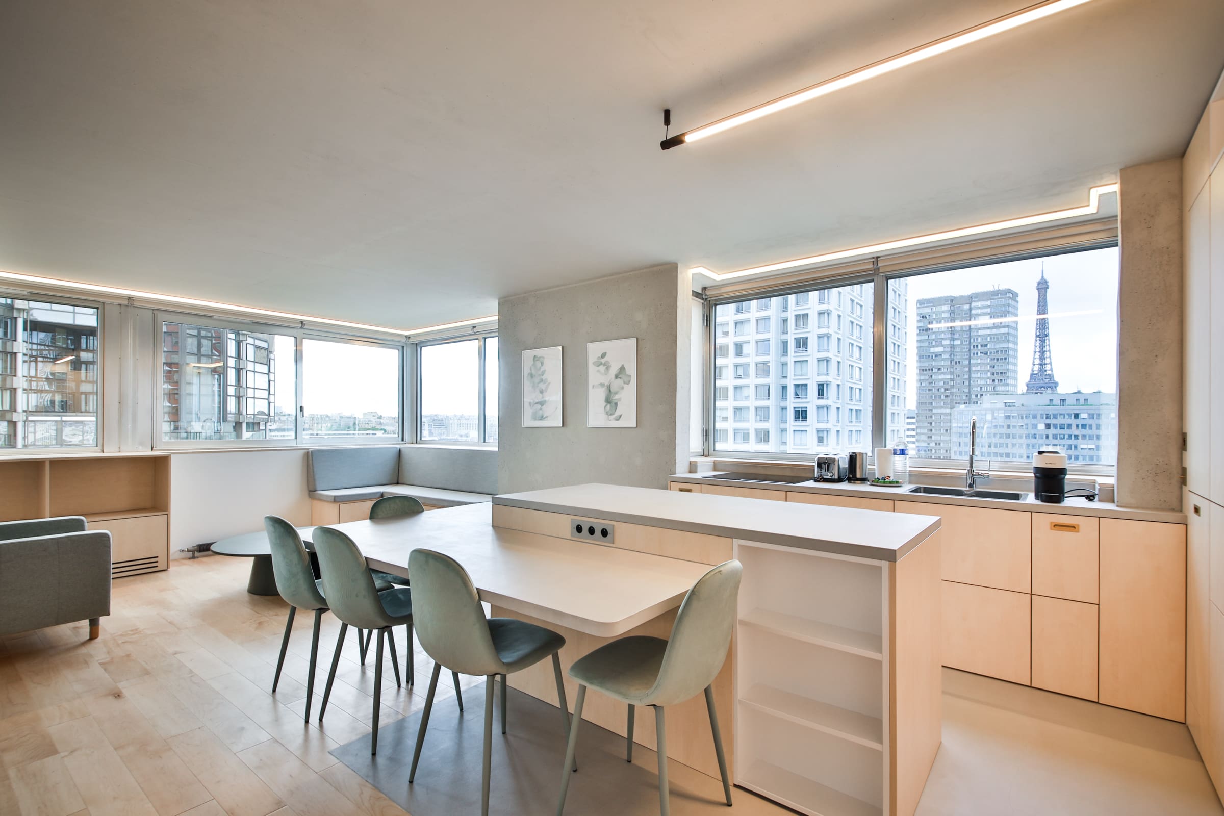 Château Champ-de-Mars Eiffel Tower: Elegant 3-Bedroom Apartment with Iconic Eiffel Tower Views, Paris