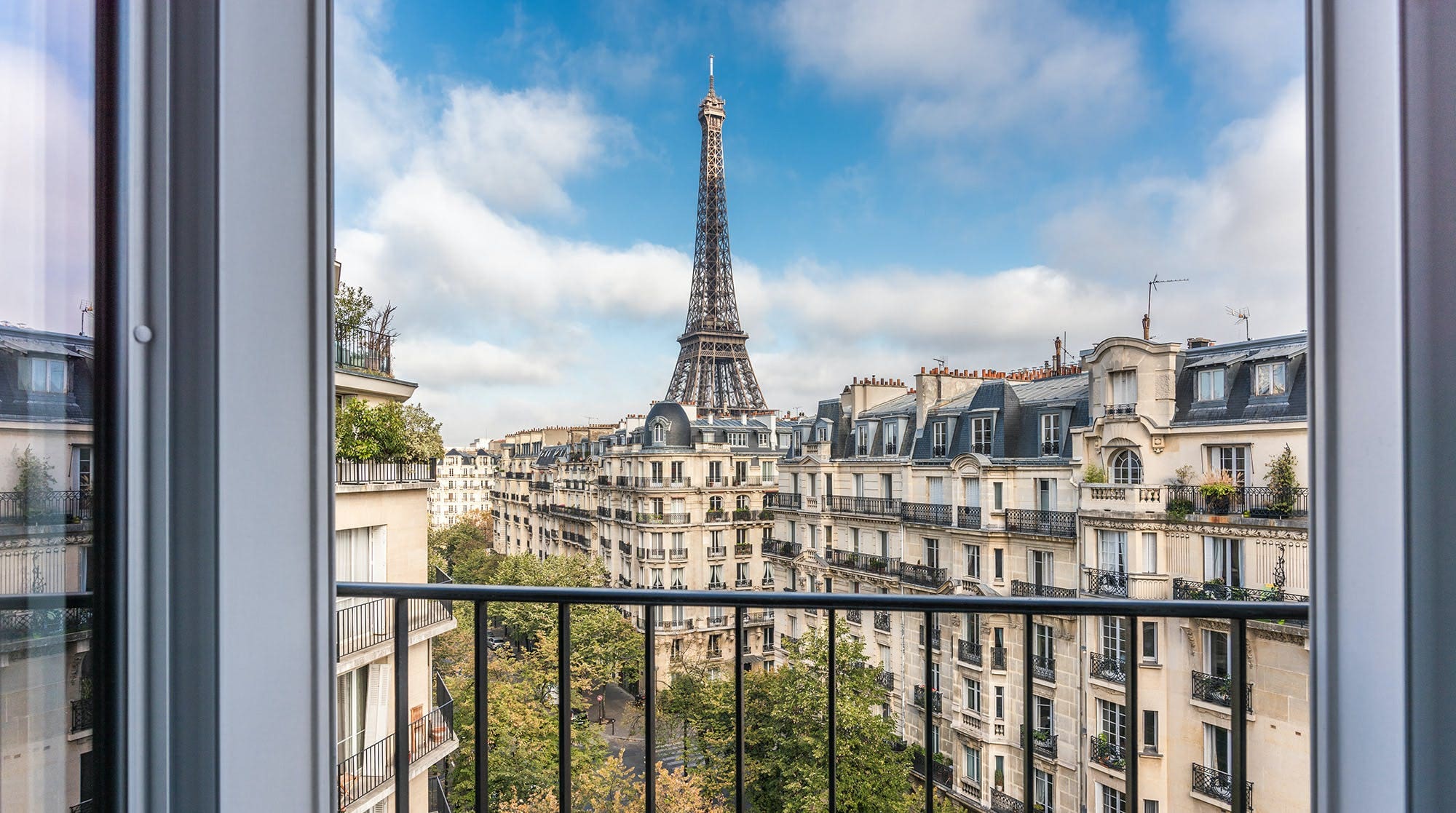 Château Champ de Mars Paris: Chic 1-Bedroom Apartment Rental with Eiffel Tower Views, Paris