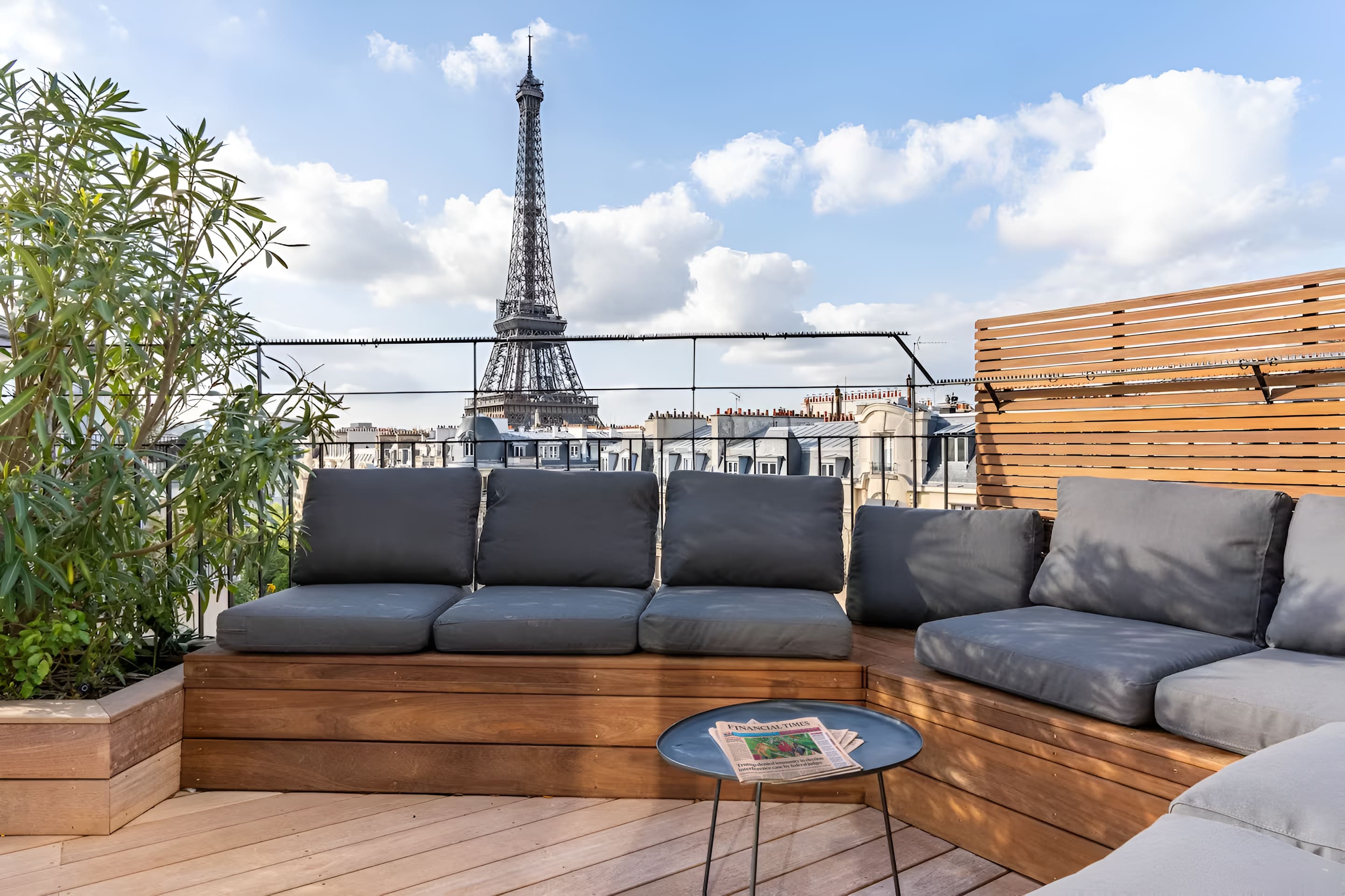 Château Champs Paris: Luxurious 3-Bedroom Apartment with Eiffel Tower Views, Paris