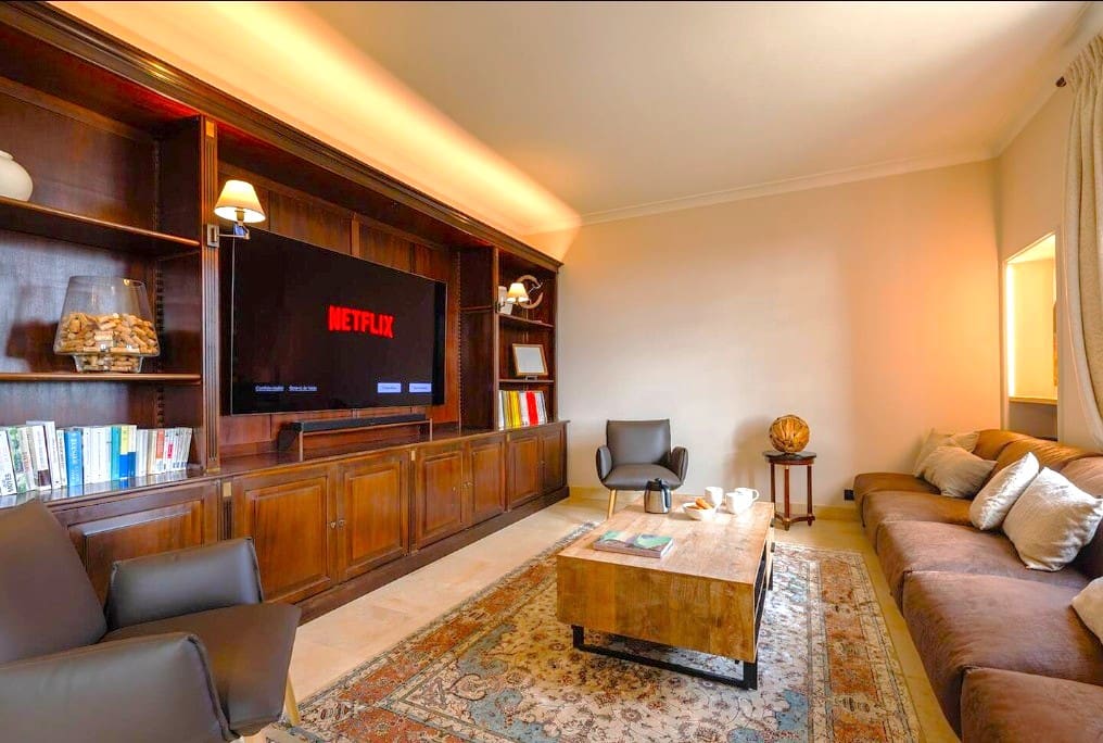 Château Cingle Dordogne Dordogne: Opulent 7-Bedroom Manor with Heated Pool and Countryside Views, Dordogne