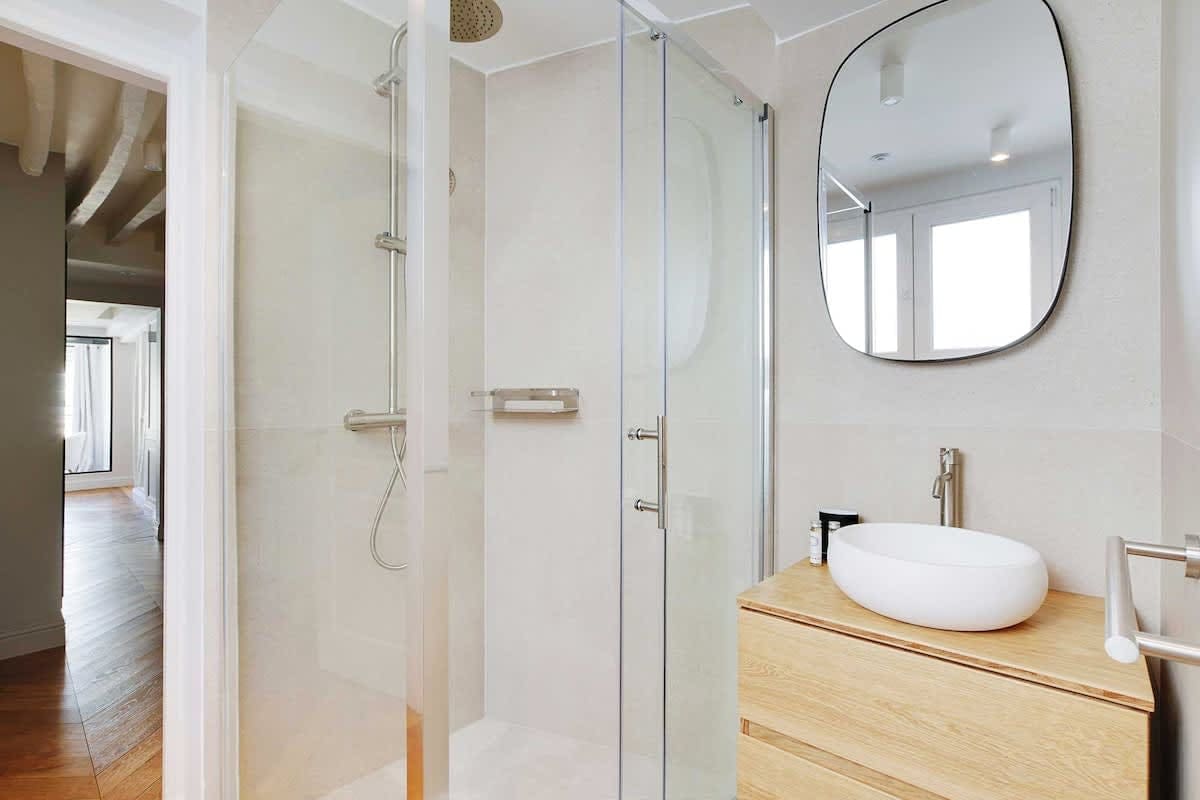 Château Concorde Paris: Elegant 3-Bedroom Apartment with Air Con, Opéra – Madeleine – Grands Magasins