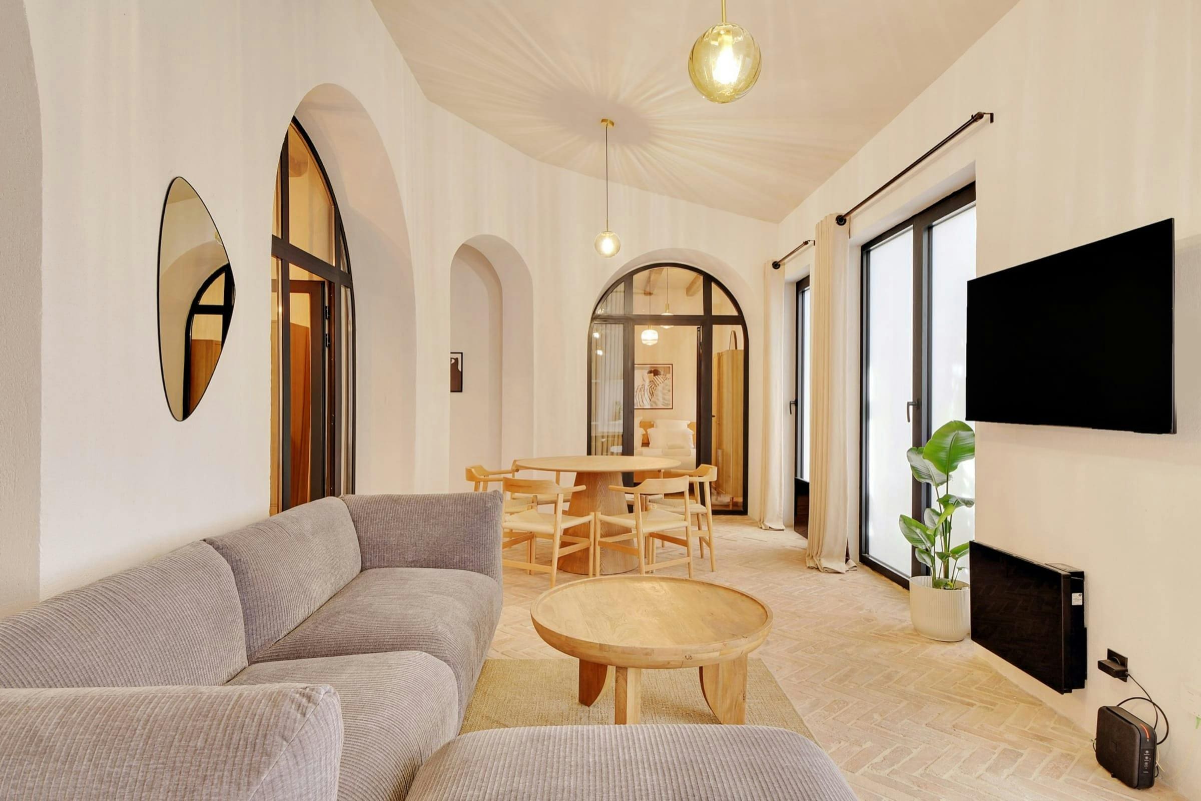 Château Coquelicot Pigalle: Elegant 3-Bedroom Apartment with Family-Friendly Features, South Pigalle