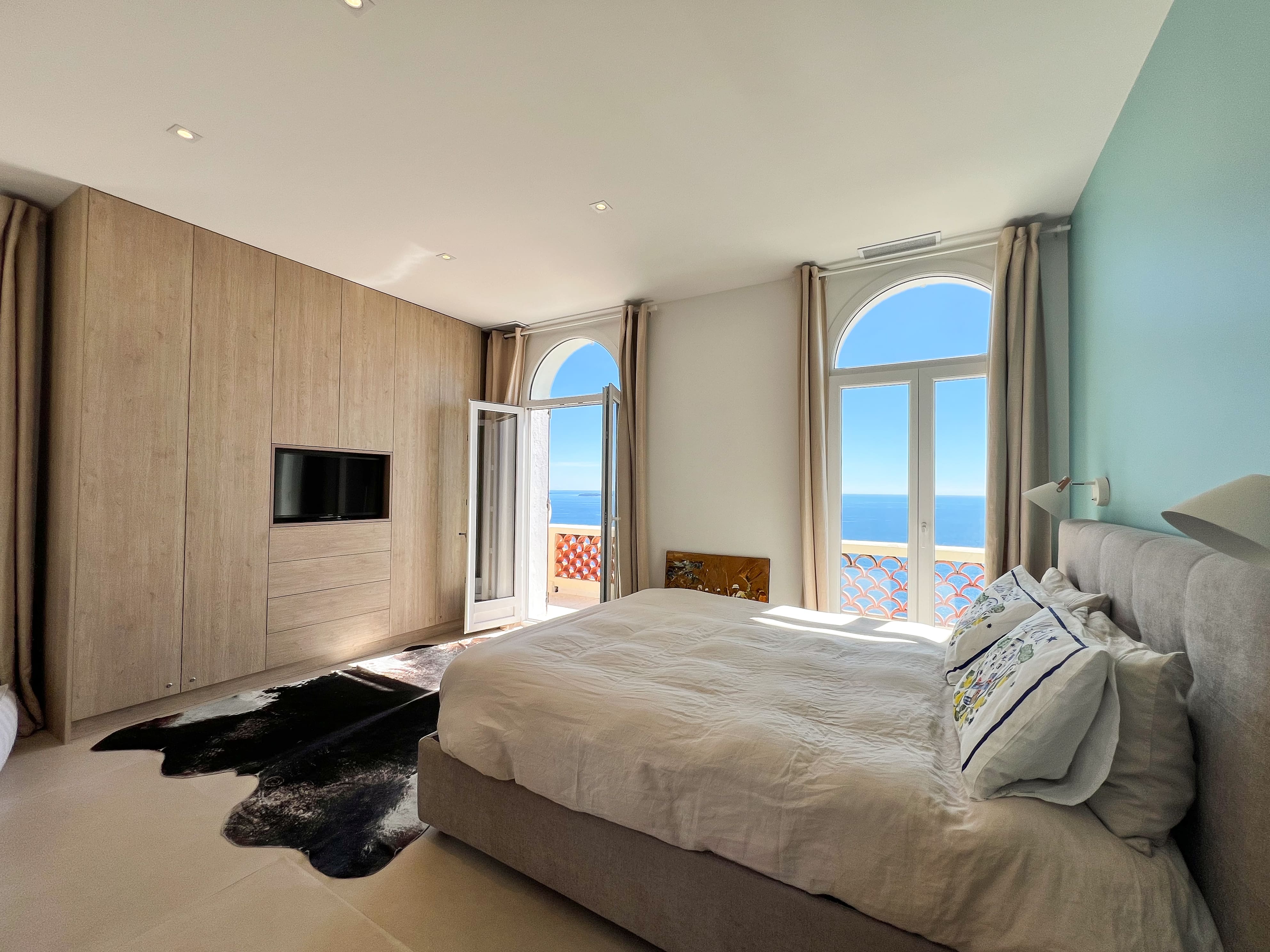 Château Corniche Théoule: Elegant 3-Bedroom Chateau with Hot Tub and Sea Views, French Riviera