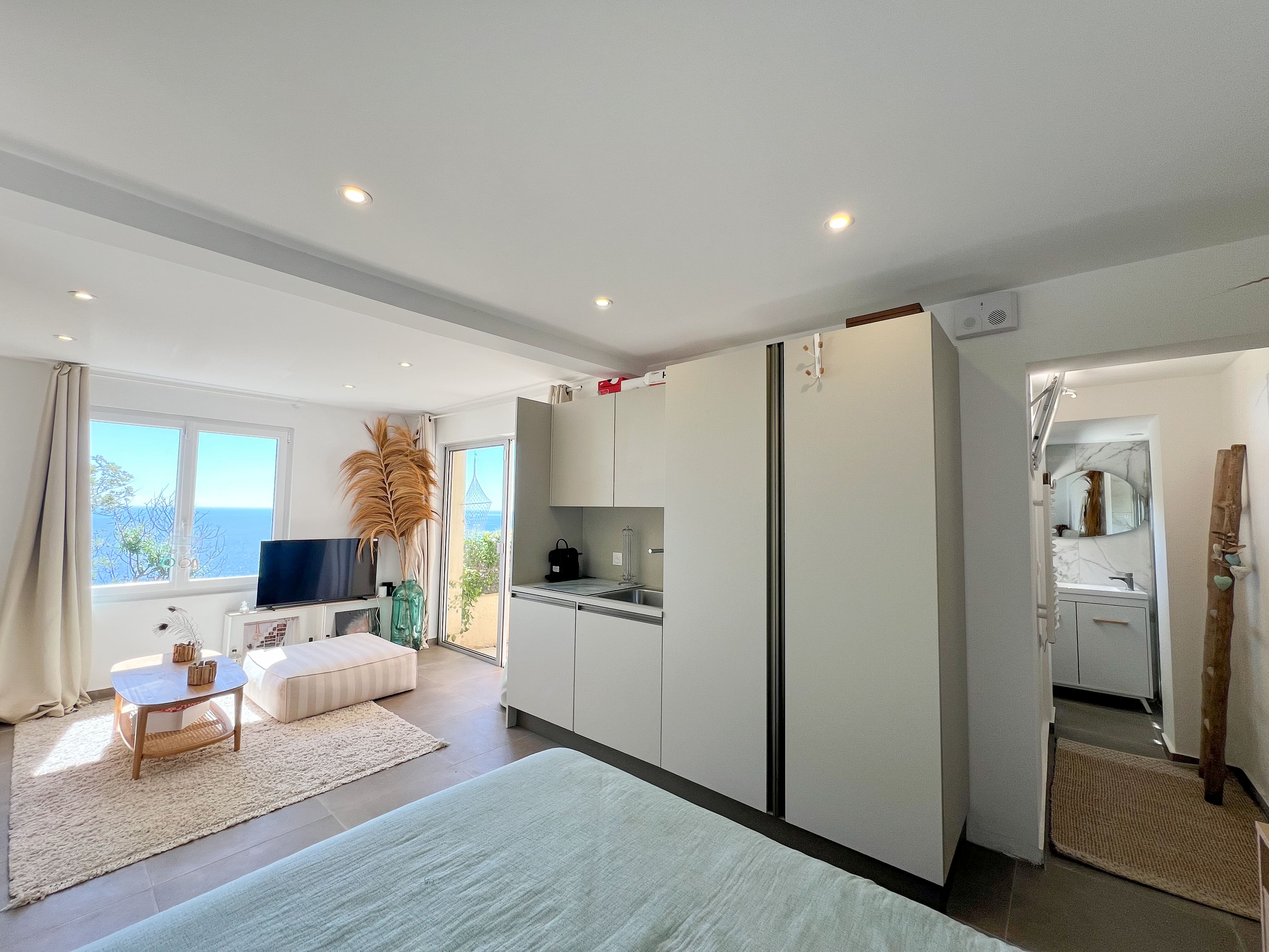 Château Corniche Théoule: Elegant 3-Bedroom Chateau with Hot Tub and Sea Views, French Riviera