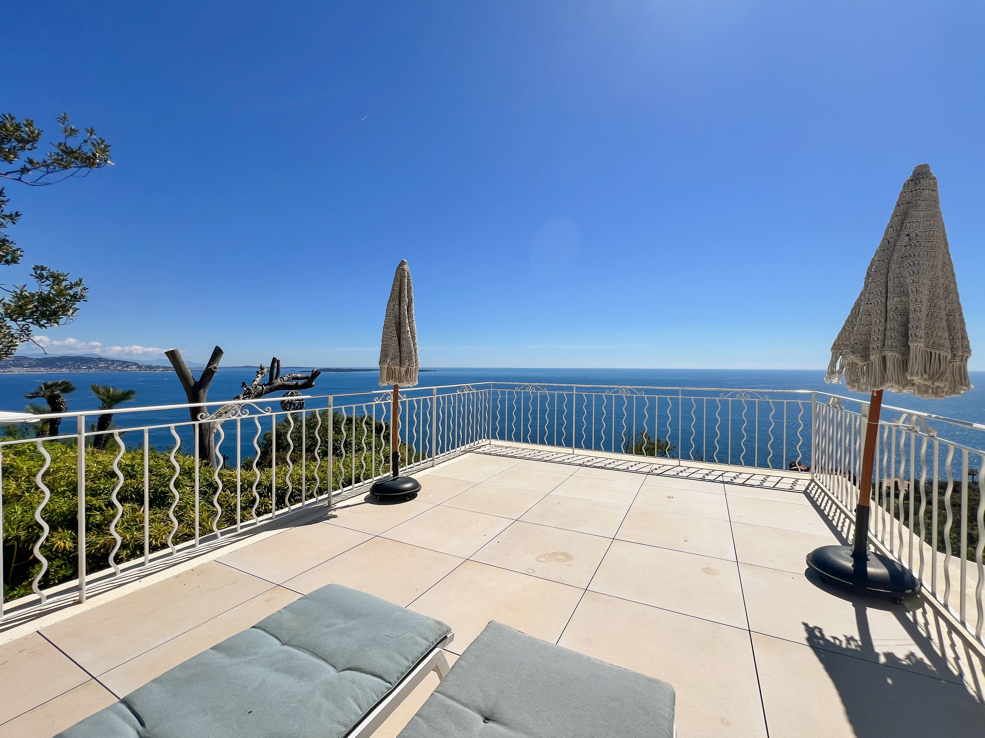 Château Corniche Théoule: Elegant 3-Bedroom Chateau with Hot Tub and Sea Views, French Riviera
