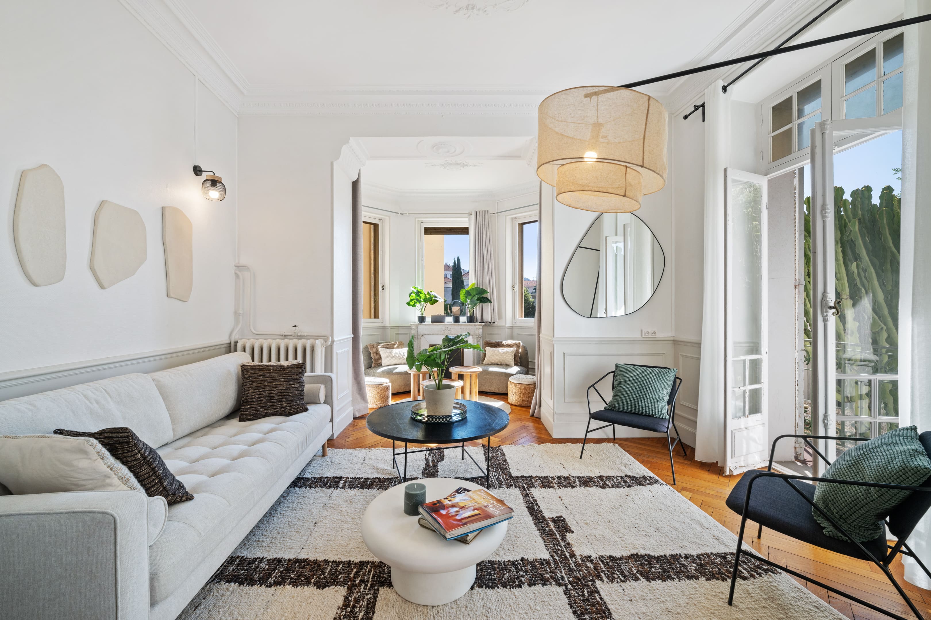 Château Croix Cannes: Elegant 3-Bedroom Apartment with Seaview, Cannes