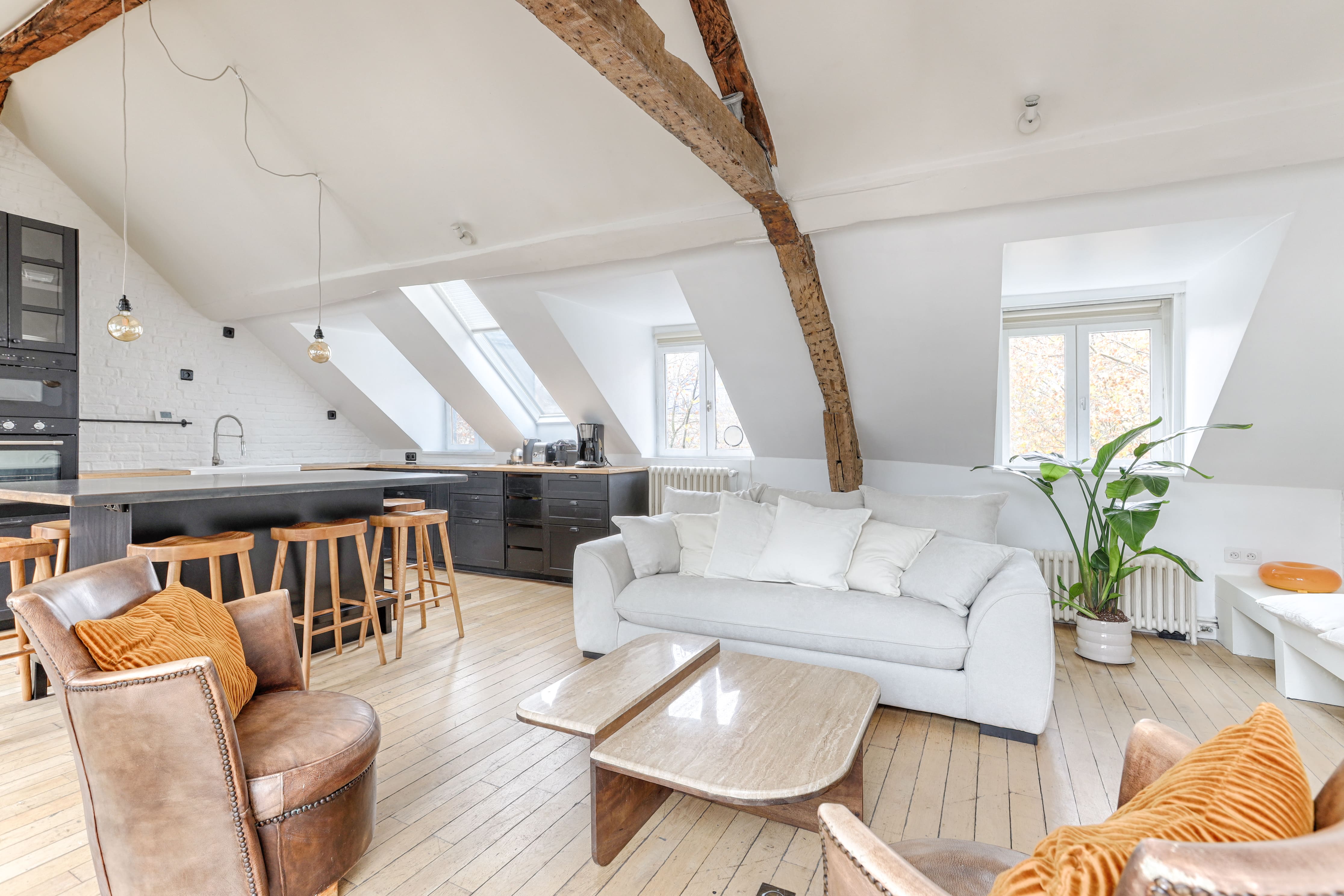 Château Églantier Marais: Spacious 3-Bedroom Apartment with Air-Con in Le Marais, Paris