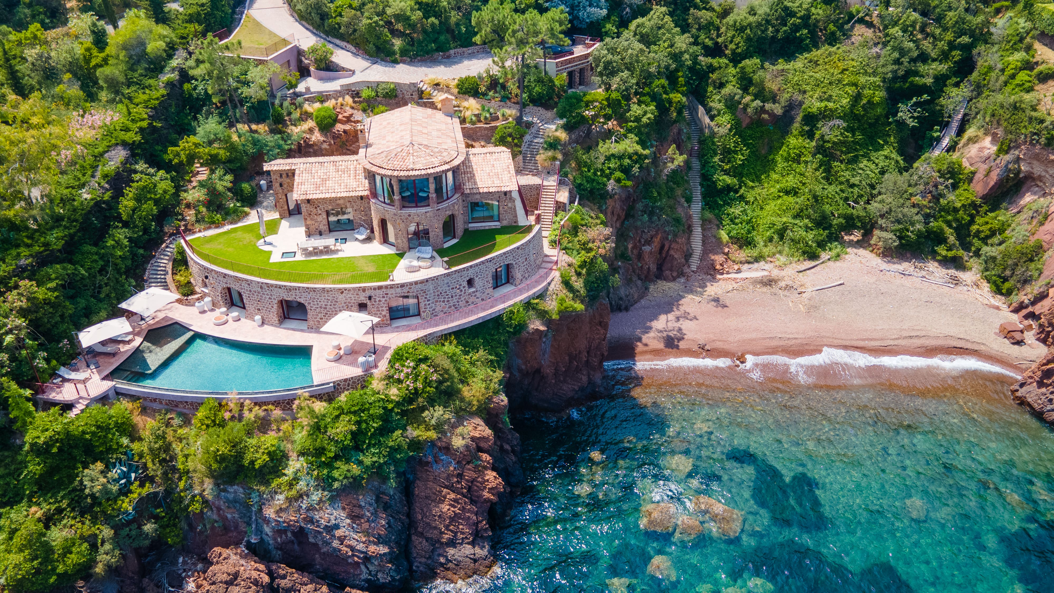 Château Esterel Cannes Cannes 11: Luxury 6-Bedroom Villa with Infinity Pool and Sea Views, Cannes