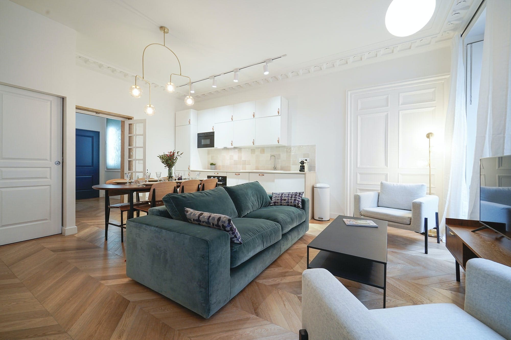 Château Folies Paris: Elegant 2-Bedroom Apartment with Juliet Balconies, Paris Grands Boulevards