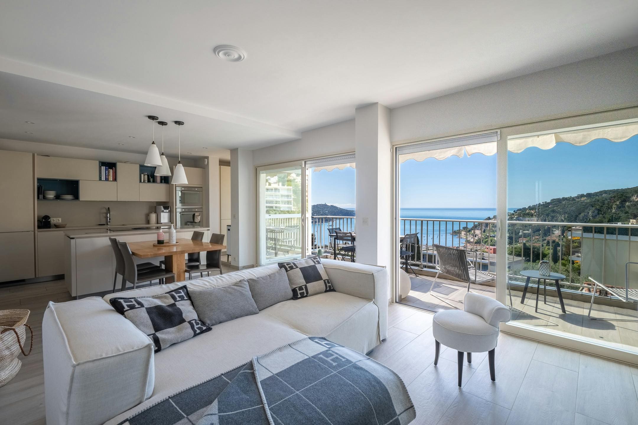 Château Gairaut Nice: Stylish 2-Bedroom Apartment with Rooftop Terrace and Sea Views, Nice