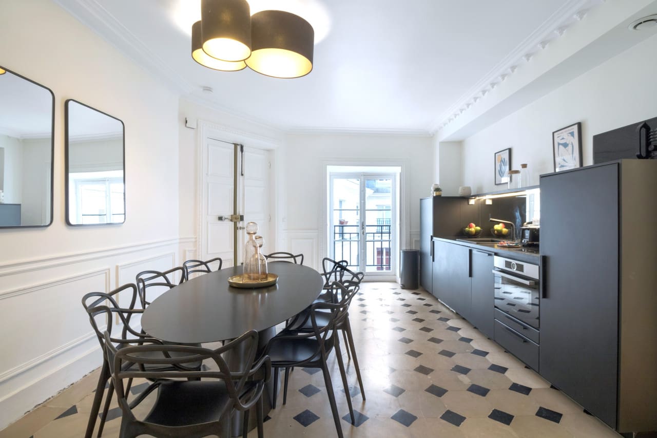 Château Garnier Opéra Opéra – Madeleine – Grands Magasins 3: Spacious 3-Bedroom Luxury Apartment with Family-Friendly Amenities, Paris