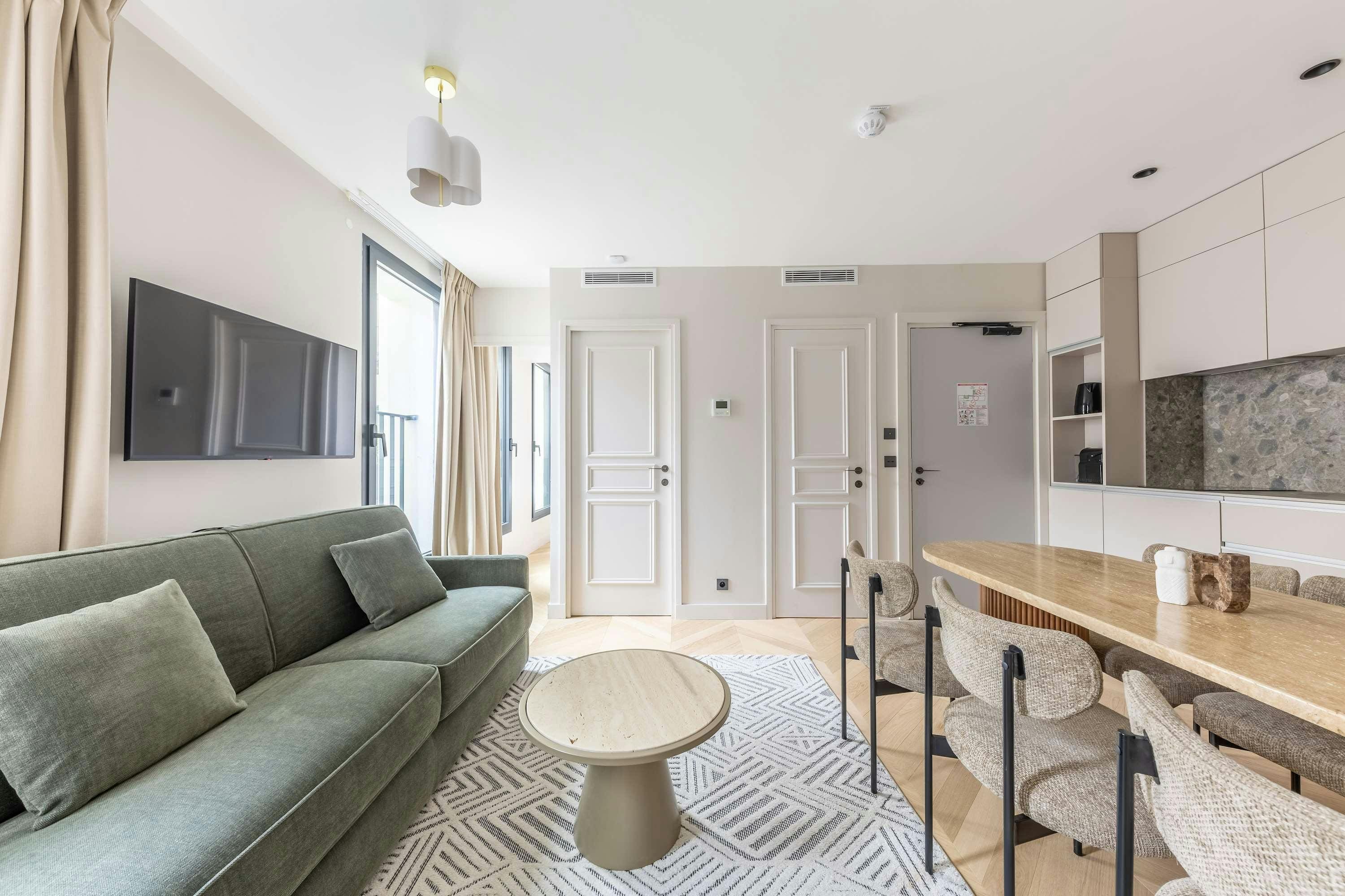 Château Garnier Paris Opéra – Madeleine – Grands Magasins 14: Sophisticated 3-Bedroom Apartment with Balcony and Gym Access, Paris